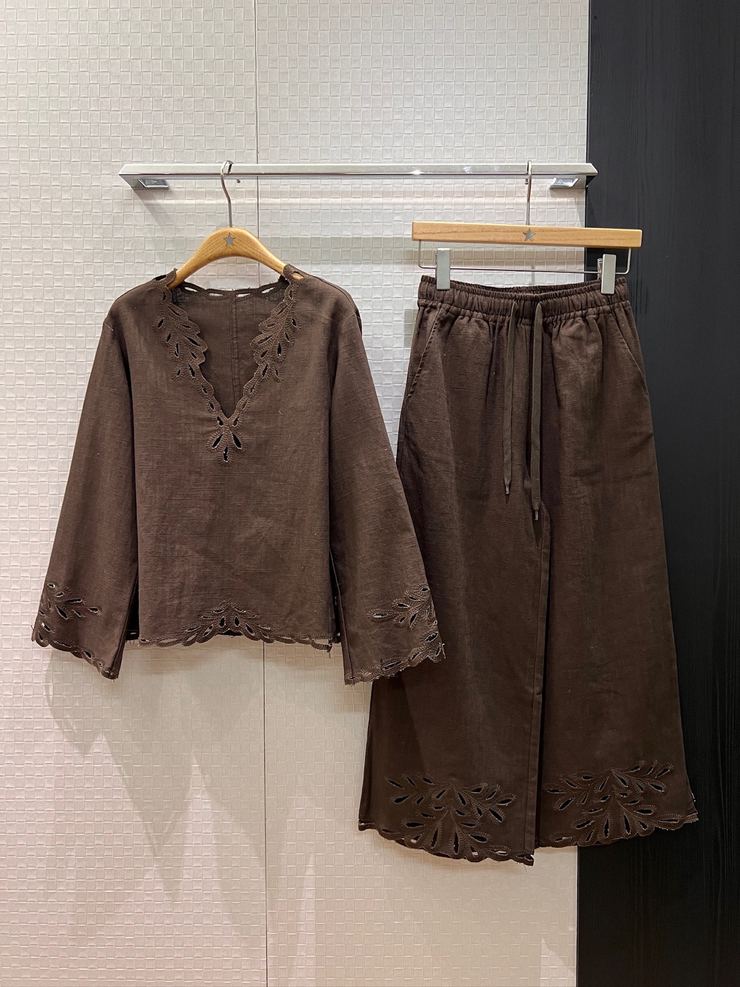 NO:505645,Top wide-leg pants new Max heavy industry embroidered hollow V-neck linen top embroidered elastic waist nine-point wide-leg pants vacation and casual age-reducing versatile brown white SML, alexander wang19860909上衣阔腿裤新款Max 重工刺绣镂空V领亚麻上衣绣花松紧腰九分阔腿裤 度假休闲 减龄百搭 咖色白色 SML,,alexander wang,Women's clothing