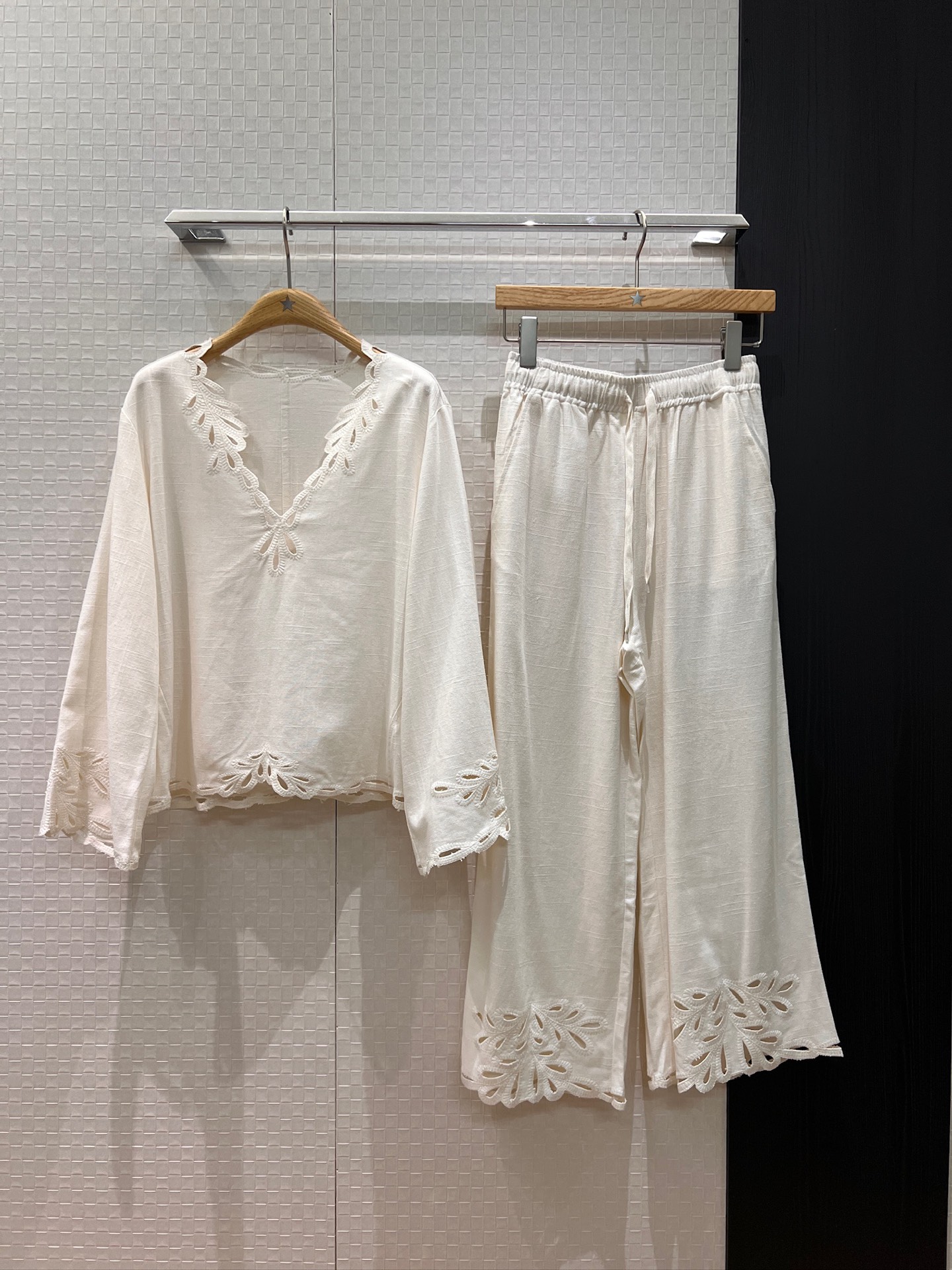 NO:505655,Top wide-leg pants new Max heavy industry embroidered hollow V-neck linen top embroidered elastic waist nine-point wide-leg pants vacation and casual age-reducing versatile brown white SML, alexander wang19860909上衣阔腿裤新款Max 重工刺绣镂空V领亚麻上衣绣花松紧腰九分阔腿裤 度假休闲 减龄百搭 咖色白色 SML,,alexander wang,Women's clothing