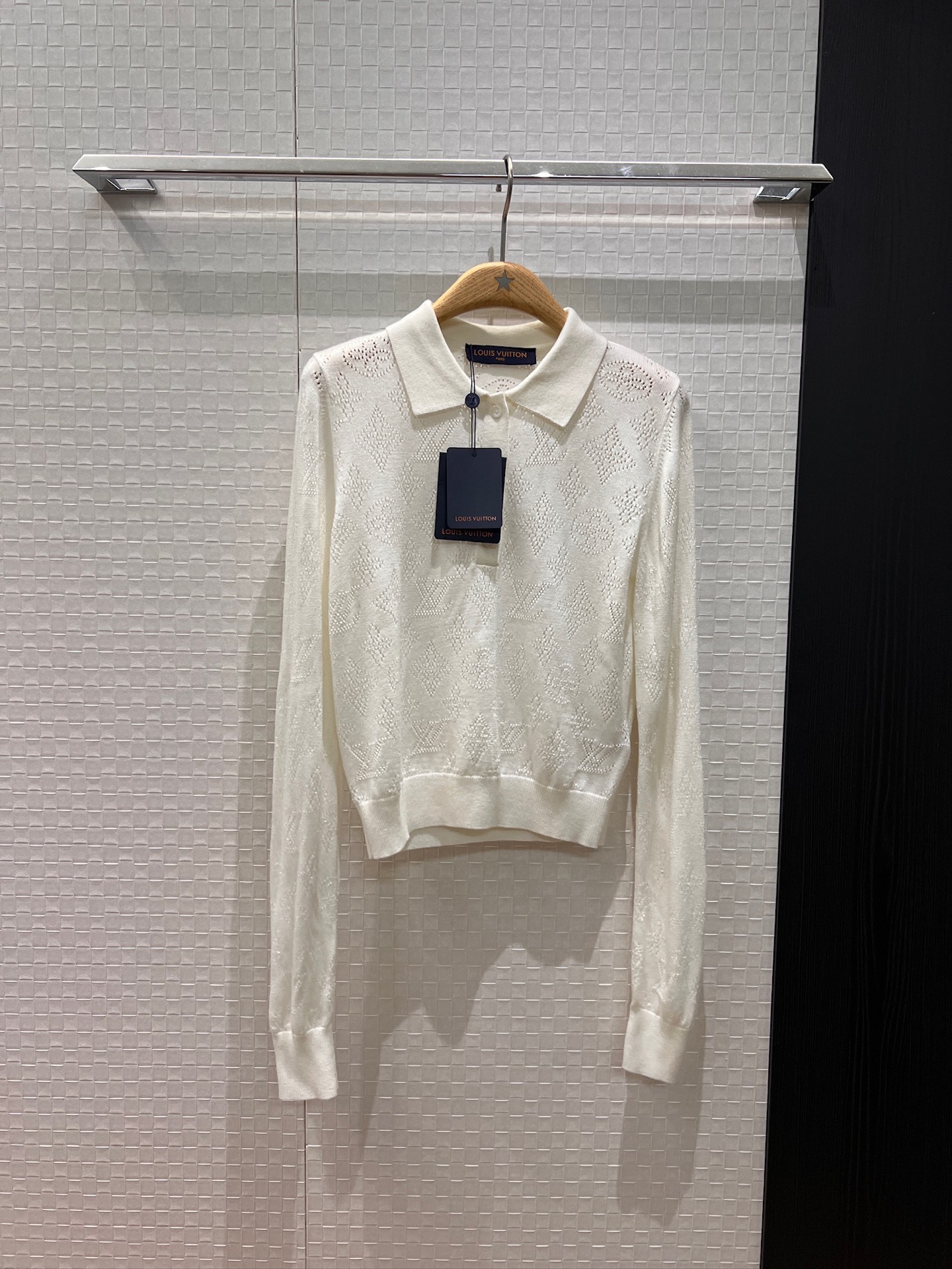 NO:505636,New hollow Lv pattern lapel short lapel knitted sweater light and comfortable, fashionable and simple commuting temperament, age-reducing versatile SML,,louis vuitton,sweaters,alexander wang19860909新款镂空Lv花纹翻领短款翻领针织毛衣轻薄舒适 通勤时尚气质简约 减龄百搭 SML,,louis vuitton,sweaters,alexander wang,Women's clothing