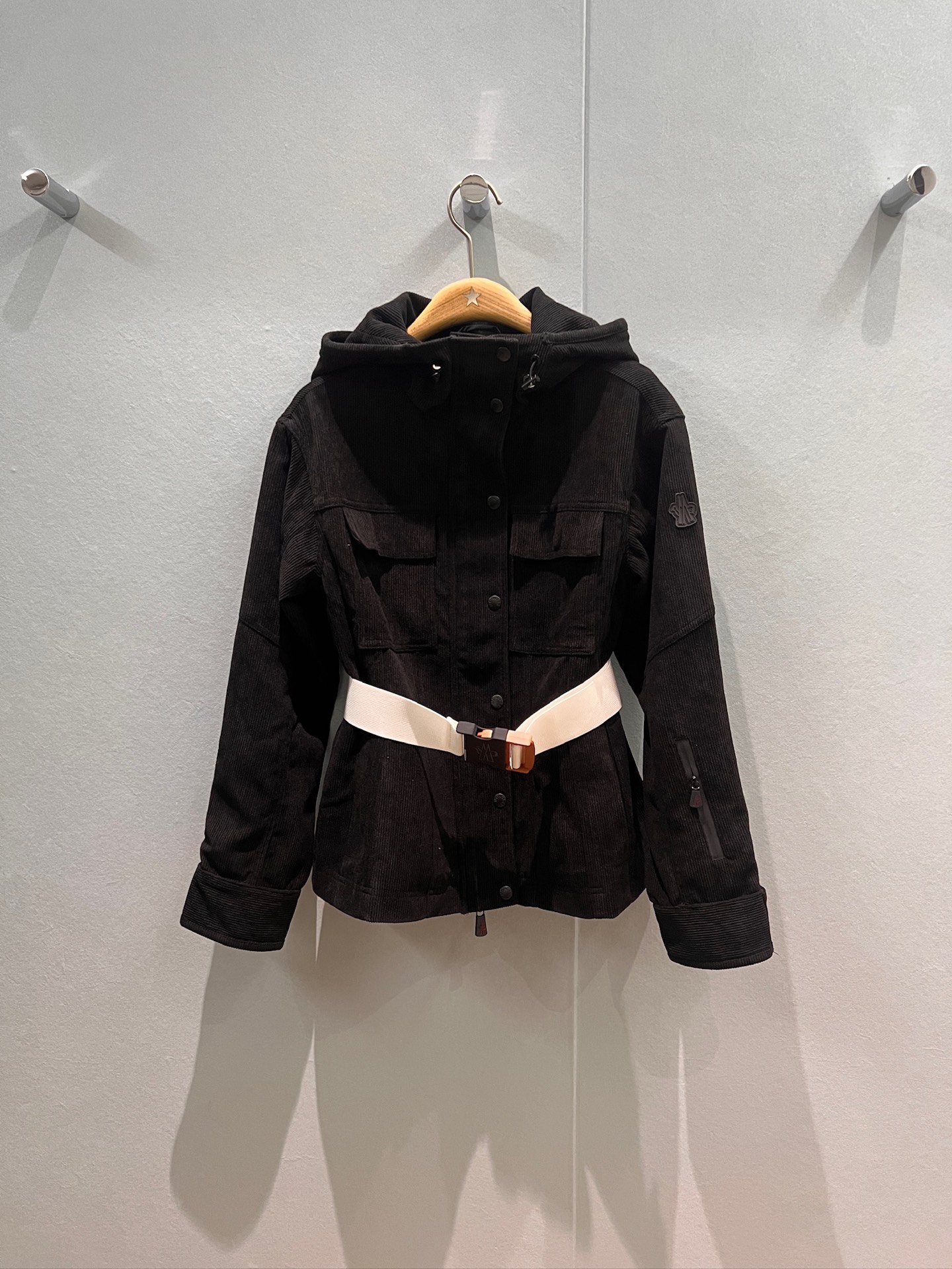 NO:489978,New cover-mouthed hooded corduroy jacket with contrasting belt waist-hugging design Classic three-dimensional rubber-drop armband opening hardware accessories Fashionable and casual handsome and versatile, essential for age-reducing white and black SML, Moncler, jackets & coats,hats,alexander wang19860909新款蒙口连帽灯芯绒外套 搭配撞色腰带收腰设计 经典立体滴胶袖标开模五金配件 时尚休闲 帅气百搭 减龄必备白色黑色 SML,,Moncler,jackets & coats,hats,alexander wang,Women's clothing