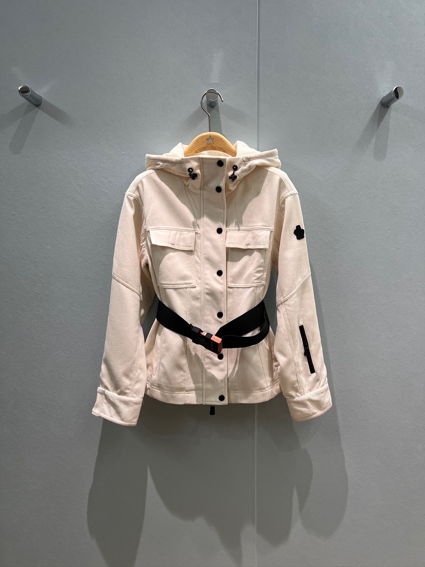 NO:489995,New cover-mouthed hooded corduroy jacket with contrasting belt waist-hugging design Classic three-dimensional rubber-drop armband opening hardware accessories Fashionable and casual handsome and versatile, essential for age-reducing white and black SML, Moncler, jackets & coats,hats,alexander wang19860909新款蒙口连帽灯芯绒外套 搭配撞色腰带收腰设计 经典立体滴胶袖标开模五金配件 时尚休闲 帅气百搭 减龄必备白色黑色 SML,,Moncler,jackets & coats,hats,alexander wang,Women's clothing