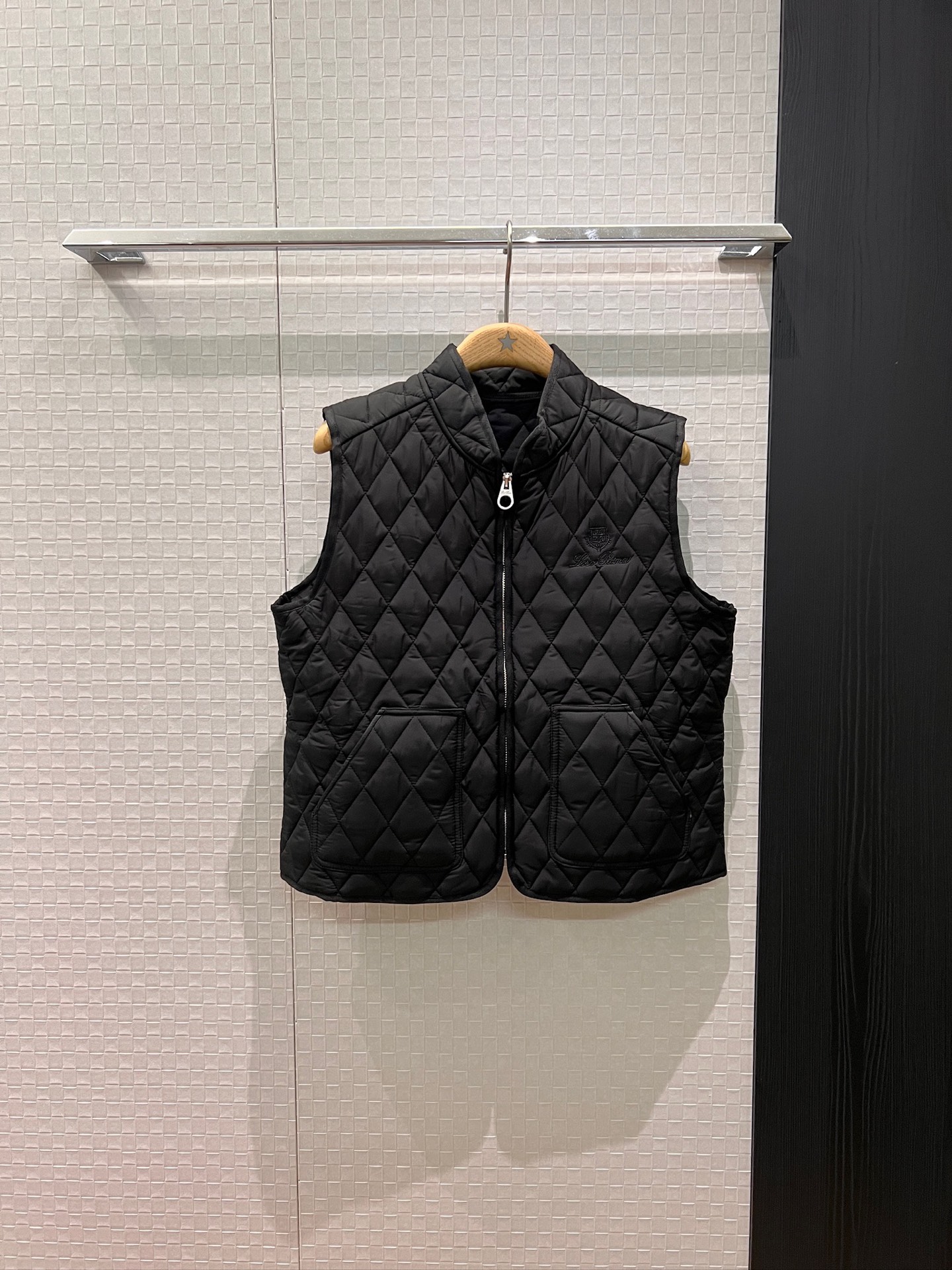 NO:490029,New style is coming LP diamond quilted cotton stand collar vest vest jacket, chest embroidered logo badge decoration loose casual handsome and versatile sweet and cool age-reducing casual street photography black khaki white SML, loro piano, jackets & coats, alexander wang19860909新款来袭LP菱格绗缝夹棉立领马甲背心外套 胸前刺绣logo徽章装饰宽松休闲 帅气百搭 甜酷减龄 休闲街拍 黑色卡其白色 SML,,loro piana,jackets & coats,alexander wang,Women's clothing