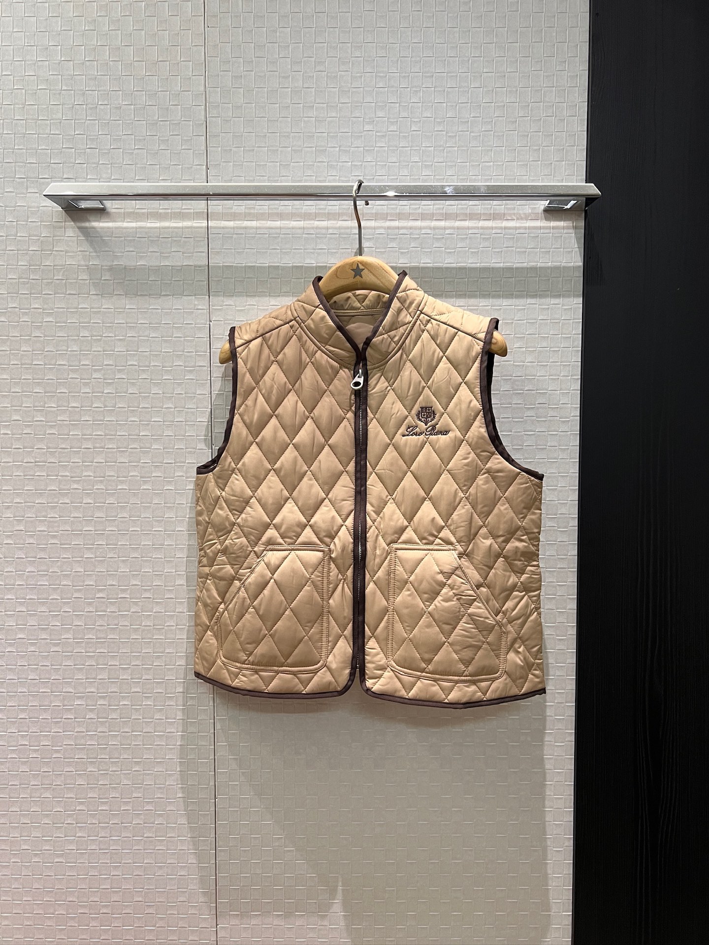 NO:490045,New style is coming LP diamond quilted cotton stand collar vest vest jacket, chest embroidered logo badge decoration loose casual handsome and versatile sweet and cool age-reducing casual street photography black khaki white SML, loro piano, jackets & coats, alexander wang19860909新款来袭LP菱格绗缝夹棉立领马甲背心外套 胸前刺绣logo徽章装饰宽松休闲 帅气百搭 甜酷减龄 休闲街拍 黑色卡其白色 SML,,loro piana,jackets & coats,alexander wang,Women's clothing