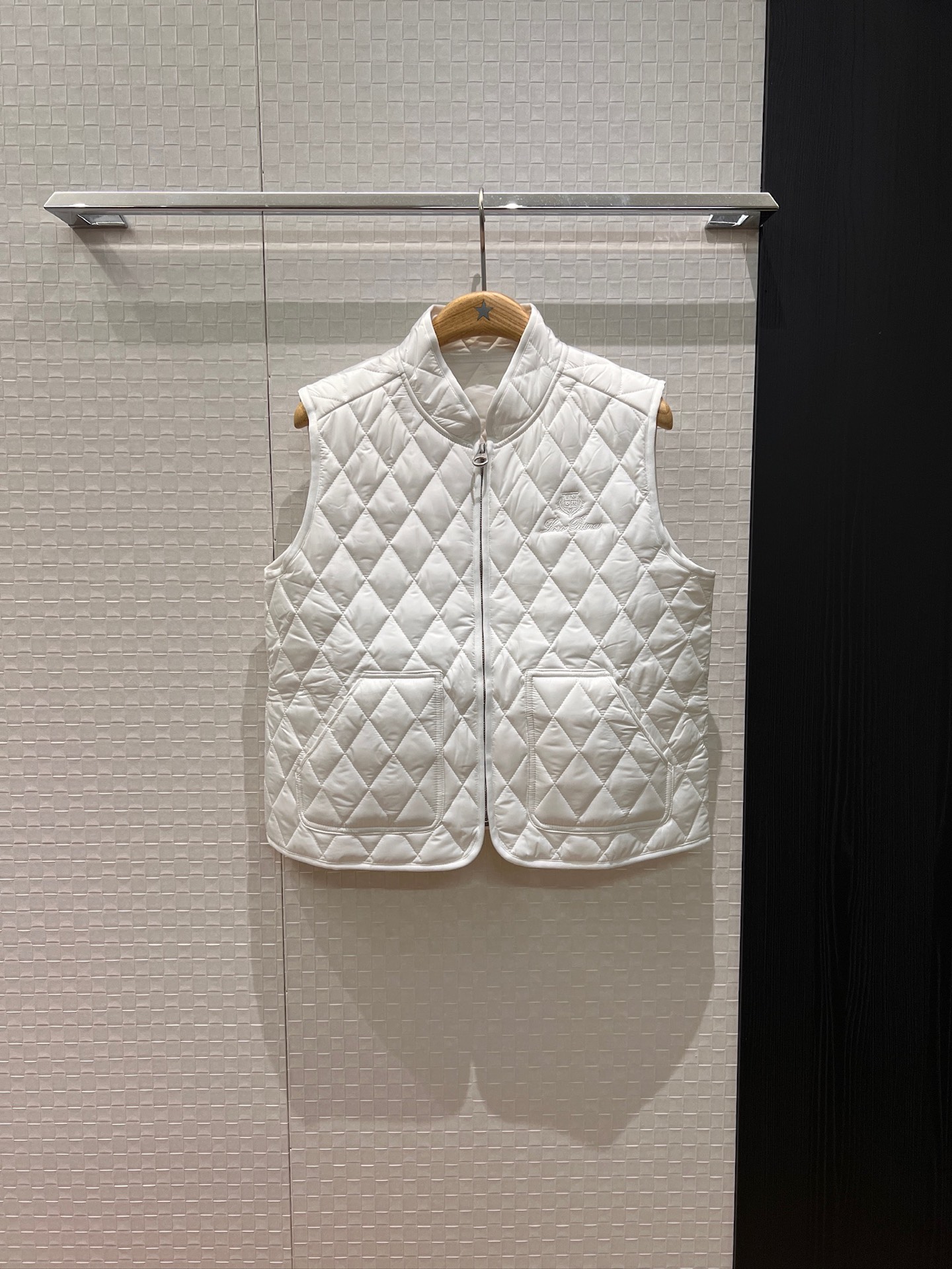 NO:490059,New style is coming LP diamond quilted cotton stand collar vest vest jacket, chest embroidered logo badge decoration loose casual handsome and versatile sweet and cool age-reducing casual street photography black khaki white SML, loro piano, jackets & coats, alexander wang19860909新款来袭LP菱格绗缝夹棉立领马甲背心外套 胸前刺绣logo徽章装饰宽松休闲 帅气百搭 甜酷减龄 休闲街拍 黑色卡其白色 SML,,loro piana,jackets & coats,alexander wang,Women's clothing