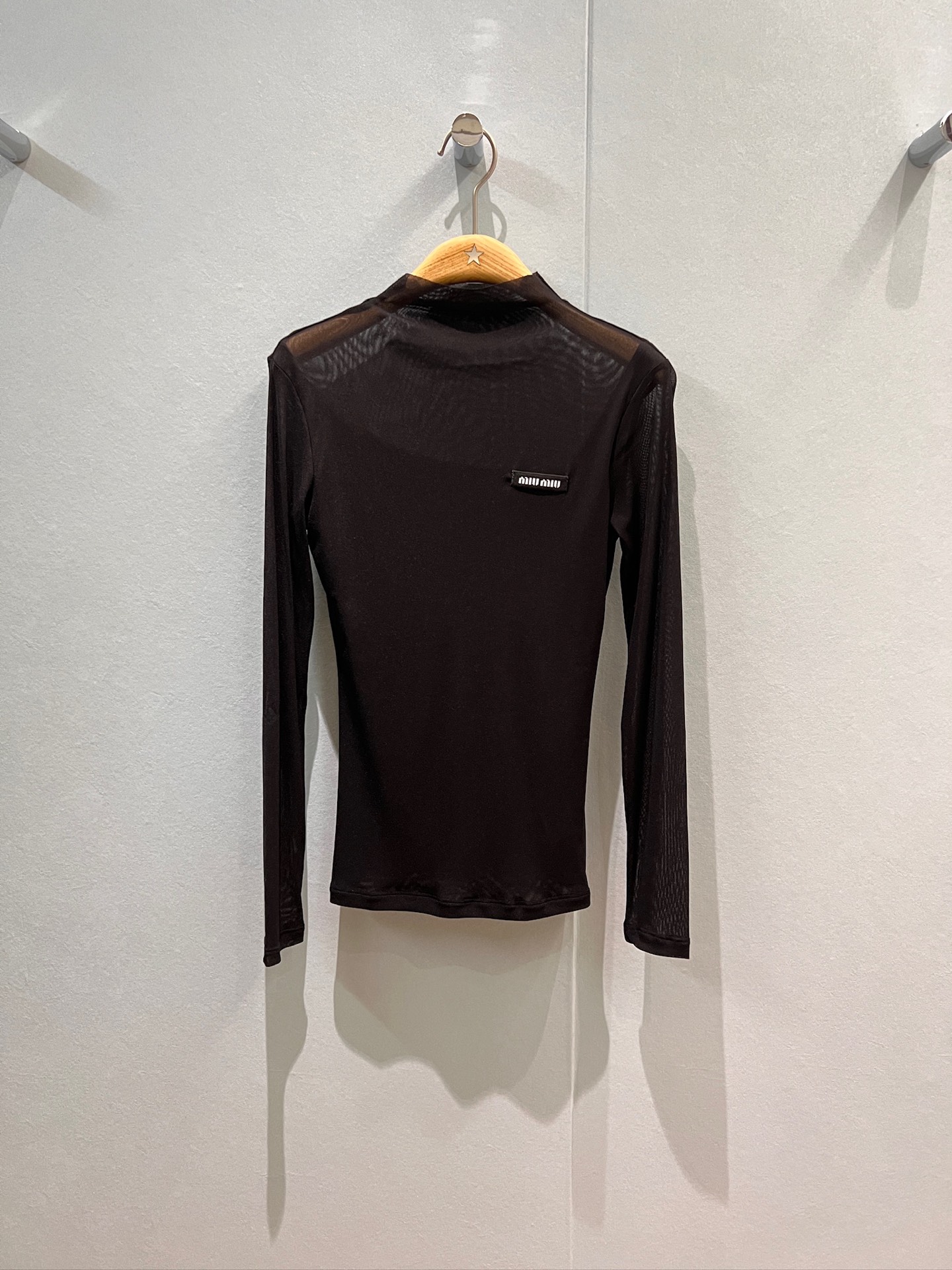 NO:490094,New MiU series small high neck splicing irregular micro-transparent mesh base top, small and versatile, exquisite temperament, slimming and age-reducing black and white SML, miumiu, alexander wang19860909新款miu系小高领拼接不规则微透网纱打底上衣 小心机透视时尚百搭 精致气质显瘦减龄 黑色白色 SML,,miumiu,alexander wang,Women's clothing