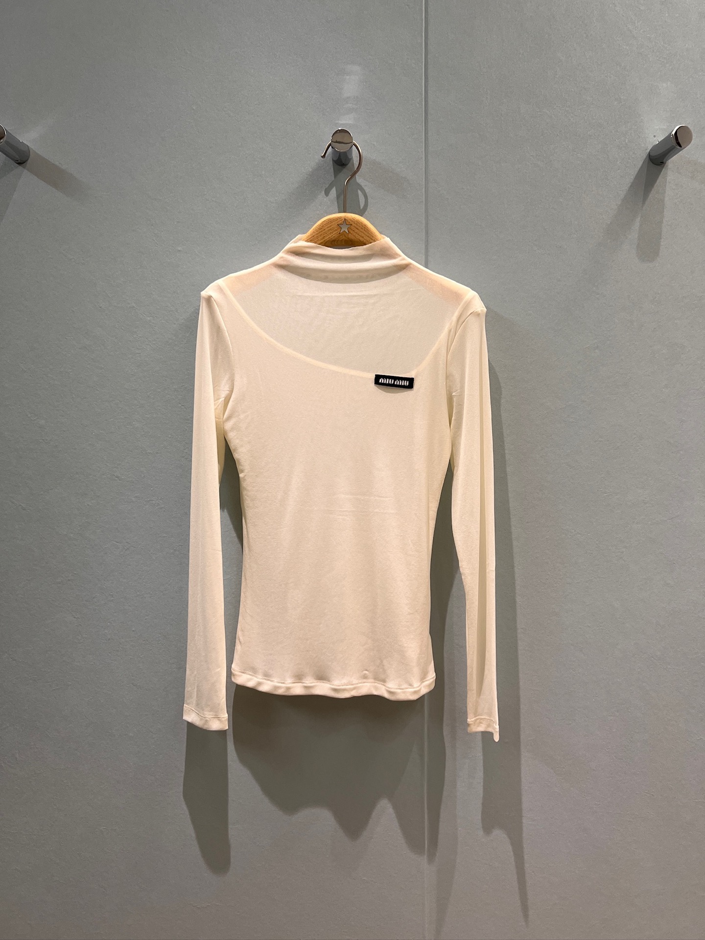 NO:490107,New MiU series small high neck splicing irregular micro-transparent mesh base top, small and versatile, exquisite temperament, slimming and age-reducing black and white SML, miumiu, alexander wang19860909新款miu系小高领拼接不规则微透网纱打底上衣 小心机透视时尚百搭 精致气质显瘦减龄 黑色白色 SML,,miumiu,alexander wang,Women's clothing