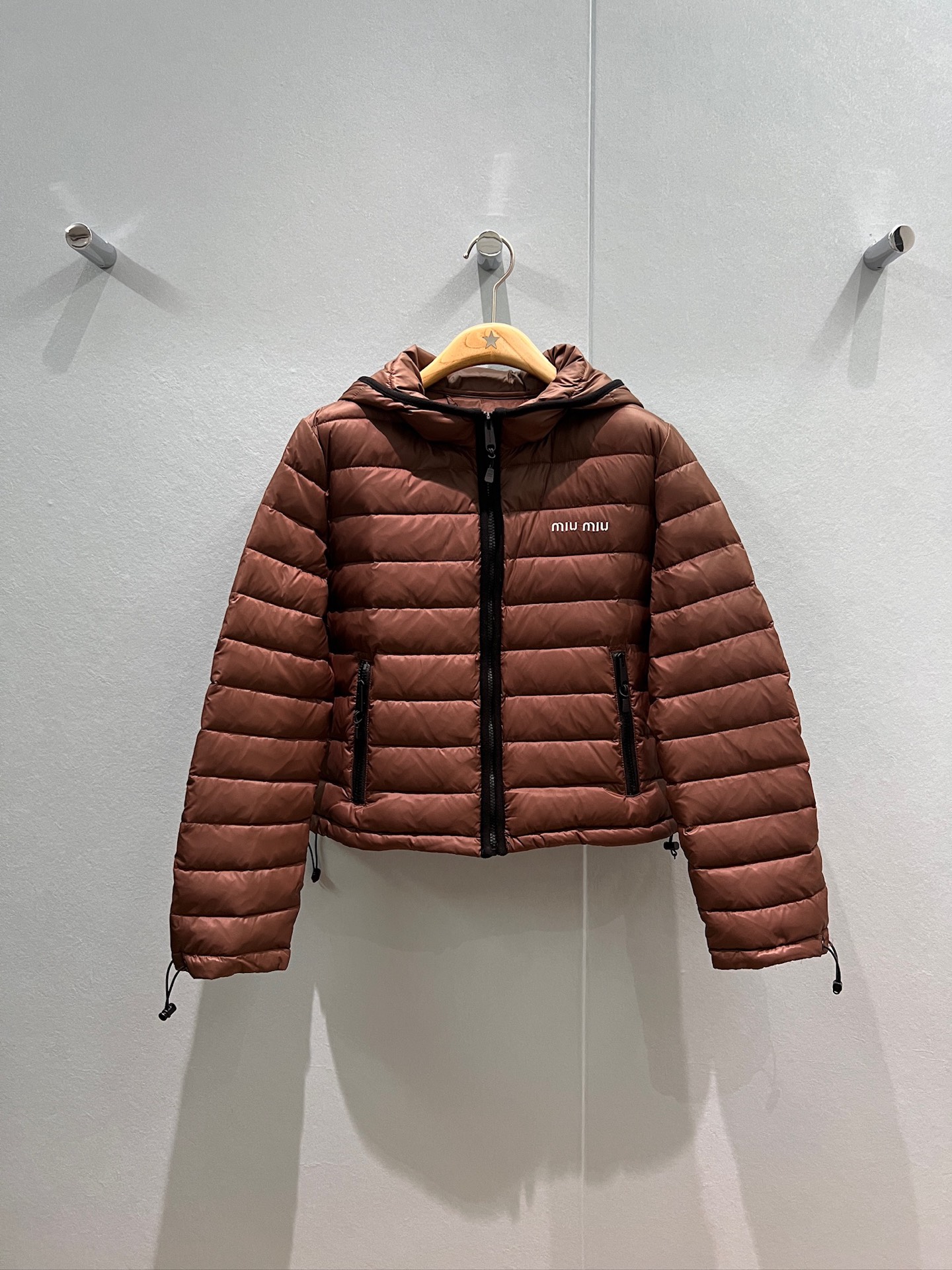 NO:491947,New hooded short down jacket with dust bag, hat cannot be removed, cuffs, hem can be adjusted to waist, hardware accessories mold opening 90 white goose down 10 feathers, fashionable and casual, age-reducing versatile, brown/white SML, down jacket, hats, alexander wang19860909配防尘袋新款连帽短款羽绒服 帽子不可脱卸袖口下摆可抽绳调节收腰 五金配件开模90白鹅绒10羽毛 时尚休闲 减龄百搭 咖色/白色 SML,,down jacket,hats,alexander wang,Women's clothing