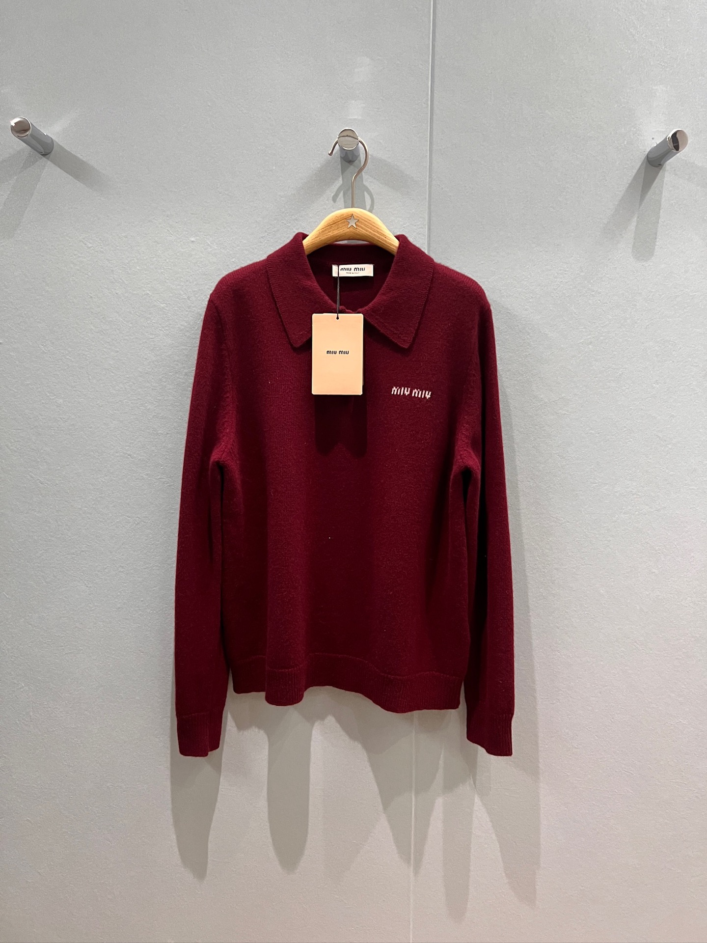 NO:491965,New college style polo lapel loose knit sweater breast miu letter logo decoration grey grey retro burgundy age-reducing versatile SML, miumiu, sweaters, alexander wang19860909新款学院风 polo翻领宽松针织毛衣胸前miu字母logo装饰 灰色格蕾系复古酒红 减龄百搭 SML,,miumiu,sweaters,alexander wang,Women's clothing