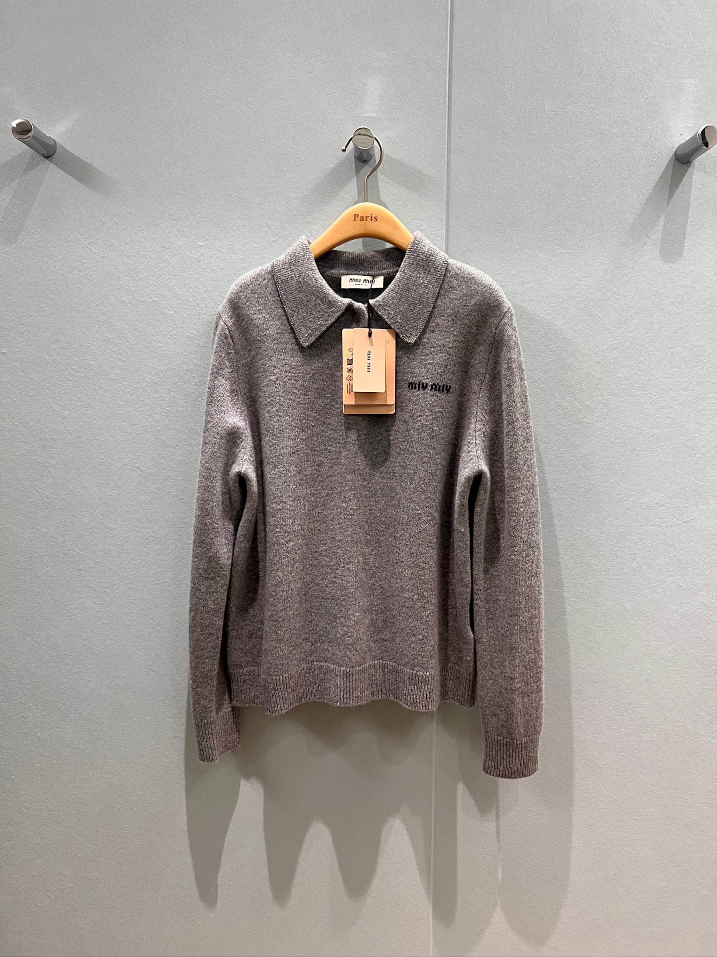 NO:491978,New college style polo lapel loose knit sweater breast miu letter logo decoration grey grey retro burgundy age-reducing versatile SML, miumiu, sweaters, alexander wang19860909新款学院风 polo翻领宽松针织毛衣胸前miu字母logo装饰 灰色格蕾系复古酒红 减龄百搭 SML,,miumiu,sweaters,alexander wang,Women's clothing