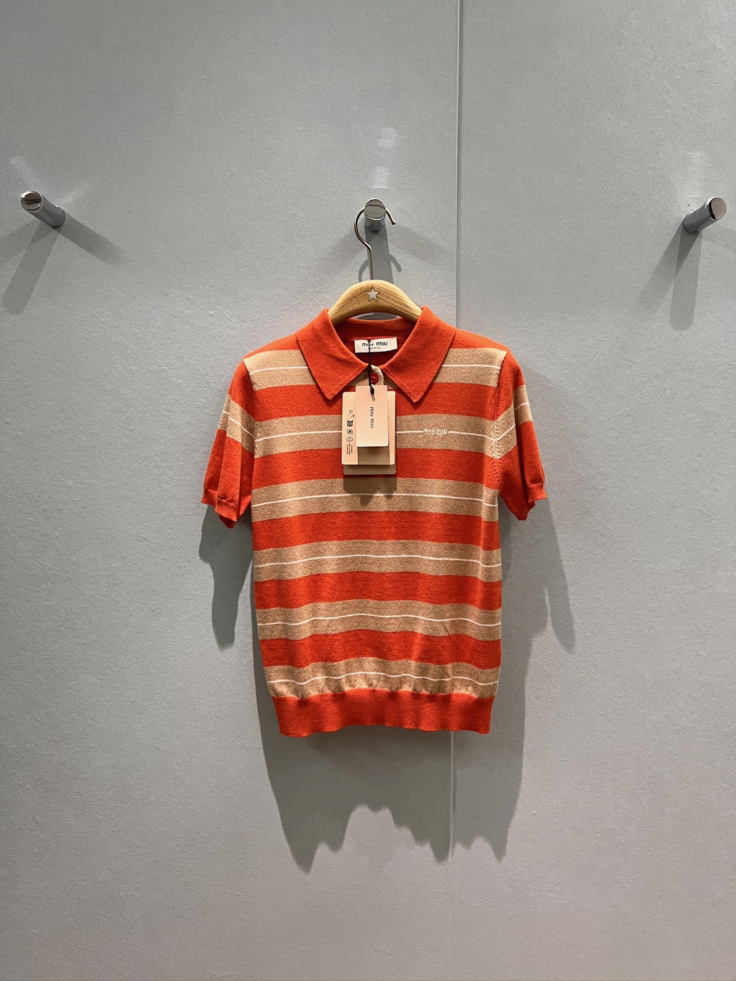 NO:491995,New color-blocked striped polo lapel knitted short-sleeved top with miu embroidery decoration on chest, college style, sweet and cute, age-reducing versatile gray orange/orange card SML,,miumiu,T-shirt,alexander wang19860909新款拼色条纹polo翻领针织短袖上衣胸前miu刺绣装饰 学院风 甜美可爱 减龄百搭灰橘/橙卡 SML,,miumiu,T-shirt,alexander wang,Women's clothing