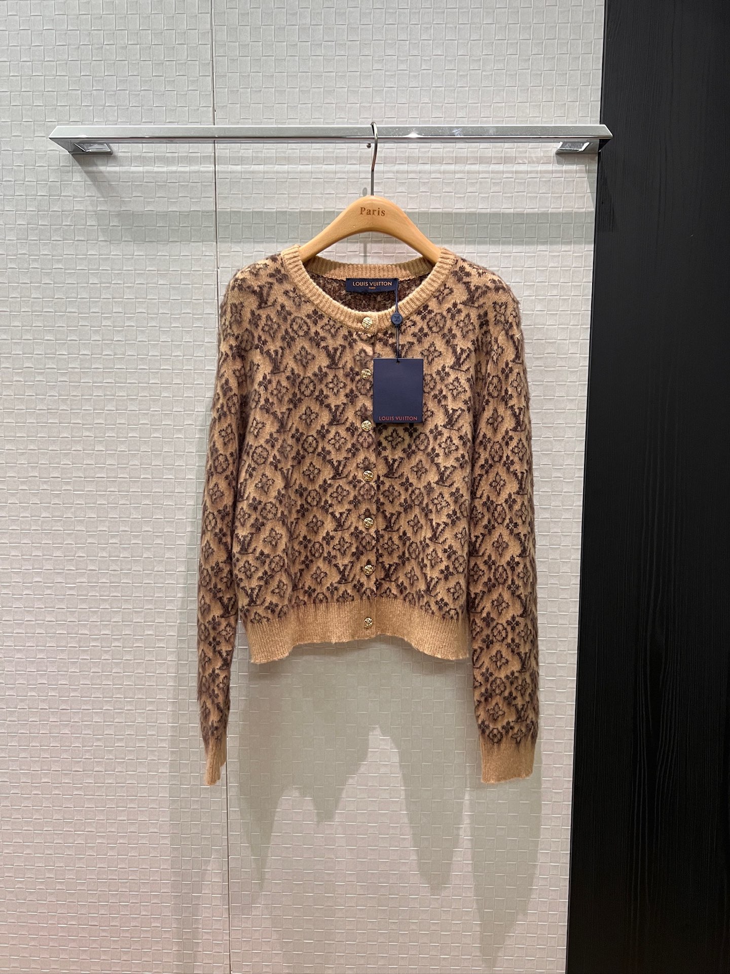 NO:491966,New old-fashioned jacquard round neck knit cardigan jacket with mold opening gold buckle simple commuting leisure and age reduction Comfortable and versatile card color gray SML,, jackets & coats,alexander wang19860909新款老花提花圆领针织开衫外套 开模金扣简约通勤休闲减龄 舒适百搭卡色灰色 SML,,jackets & coats,alexander wang,Women's clothing