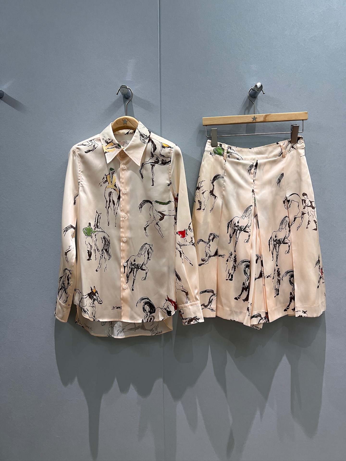 NO:492058,Shirts, pants, new style, LP positioning, printed shirts, positioning, seven-point wide-leg skirts and pants, fashionable and versatile, lazy temperament, can be worn in one set or separately SML, loro piana, skirts, alexander wang19860909衬衣 裤子新款LP定位印花衬衣定位花七分阔腿裙裤时尚百搭 气质慵懒 可一套或分开搭 SML,,loro piana,skirts,alexander wang,Women's clothing
