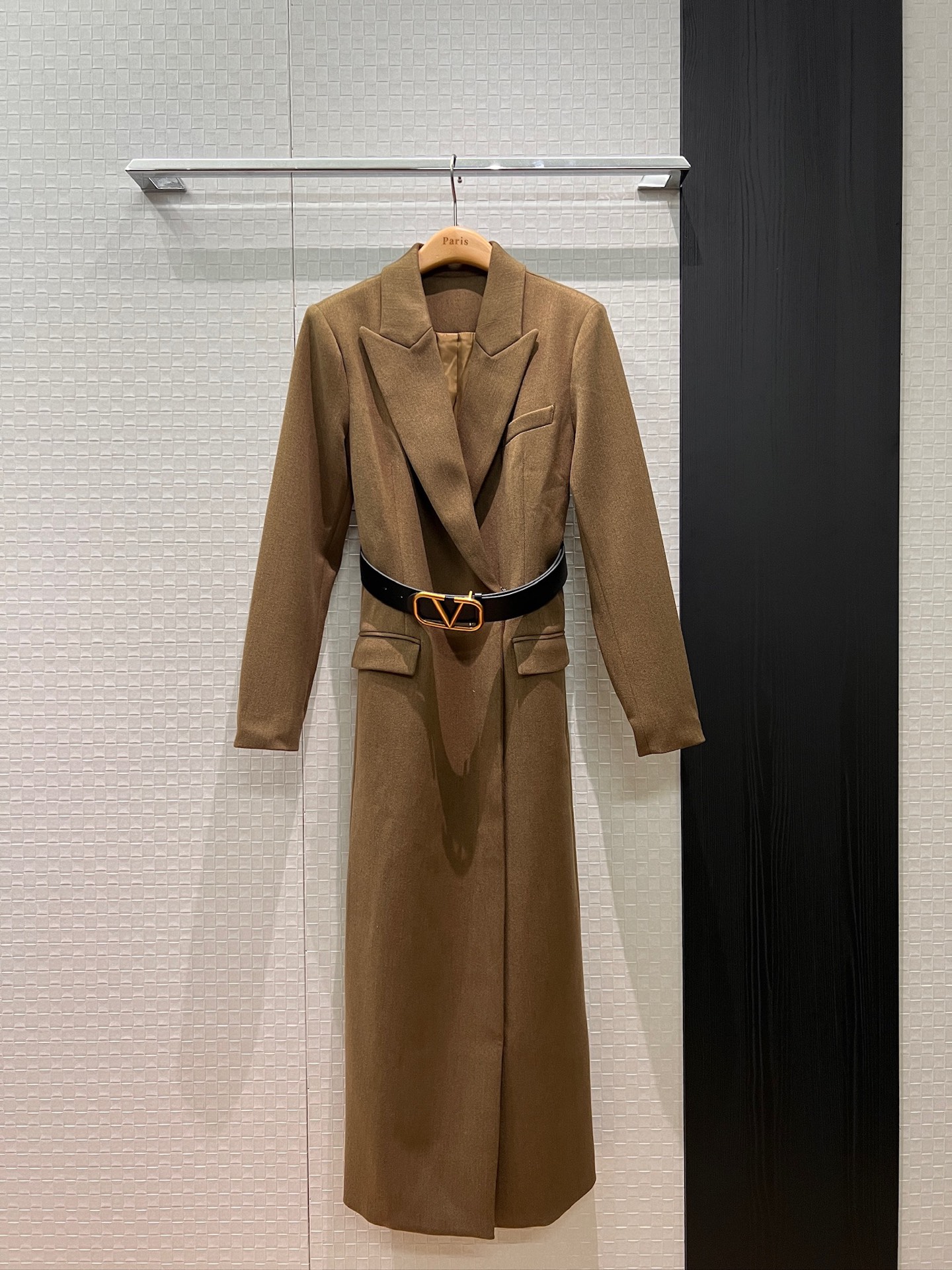 NO:493634,New Chongchong minimalist fashion coat long jacket V letter logo belt decoration waist closure simple layering casual and fashionable aura full of big brand style khaki black S-XL,,jackets & coats,alexander wang19860909新款冲冲极简时尚大衣长款外套V字母logo腰带装饰收腰 简约层次感 休闲时尚 气场全开大牌范儿 卡其黑色 S-XL,,jackets & coats,alexander wang,Women's clothing
