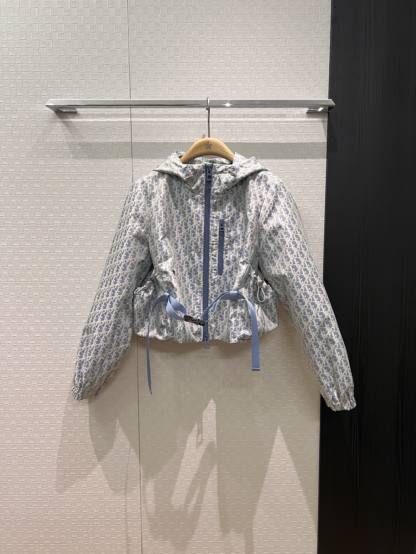 NO:762436,The new recommended haze blue presbyopic hooded windbreaker, loose belt-adjustable jacket, CD little bee embroidered hat, non-detachable, drawstring pocket decoration on both sides, classic logo webbing decoration on the back, fashionable and casual, essential for age reduction, khaki dark blue jacquard blue SML,, jackets & coats, hats,19860909新款推荐雾霾蓝老花连帽风衣 宽松可系腰带调节外套 CD小蜜蜂刺绣帽子不可拆卸 两侧抽绳口袋装饰 背后经典logo织带装饰时尚休闲 减龄必备 卡其深蓝提花蓝SML,,jackets & coats,hats,,Women's clothing