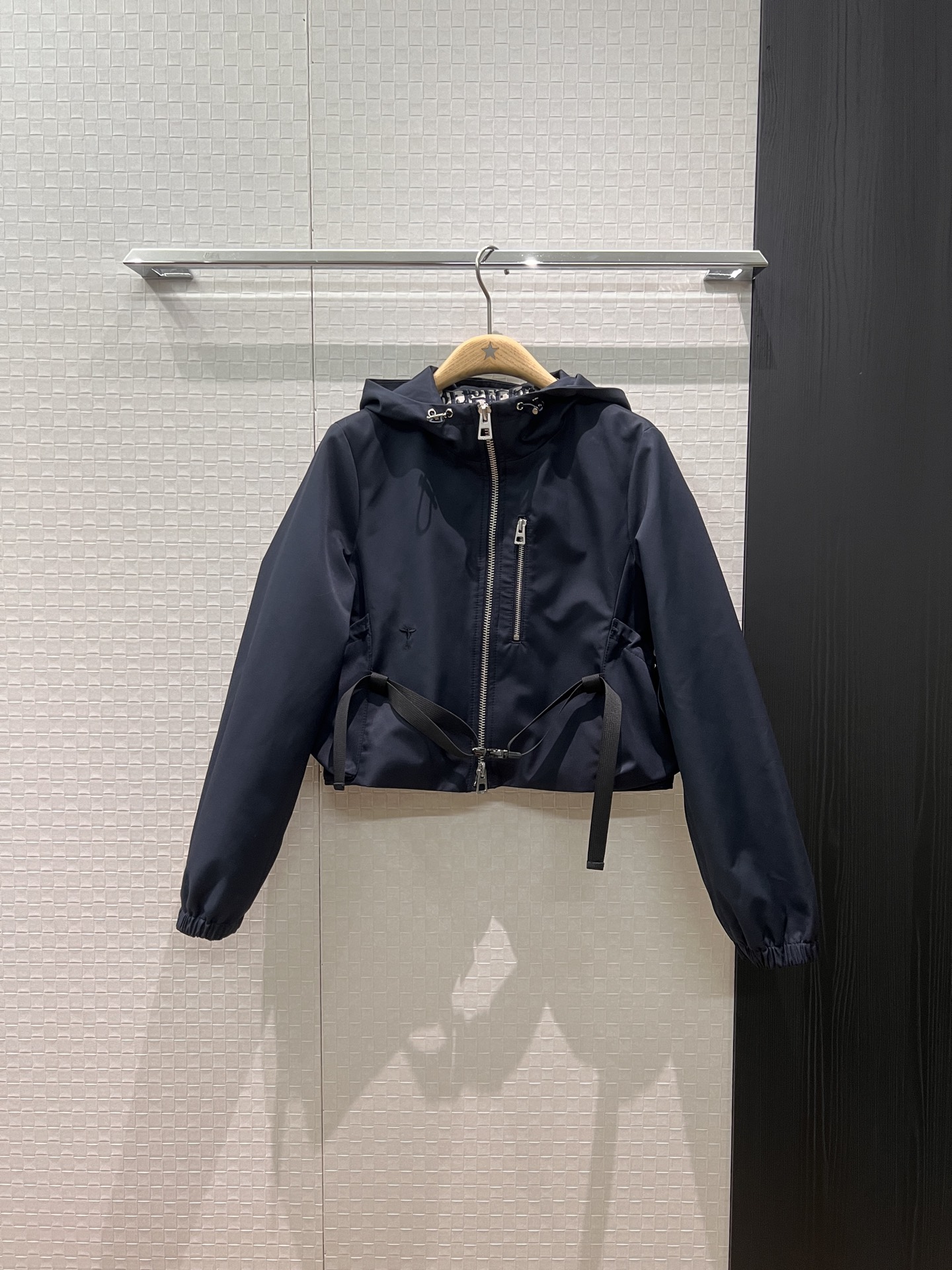 NO:493642,New style recommended haze blue presbyopia hooded windbreaker loose belt adjustable jacket CD bee embroidered hat not removable drawstring pocket decoration on both sides classic logo webbing decoration fashionable and casual age-reducing essential khaki dark blue jacquard blue SML, jackets & coats,hats,alexander wang19860909新款推荐雾霾蓝老花连帽风衣 宽松可系腰带调节外套 CD小蜜蜂刺绣帽子不可拆卸 两侧抽绳口袋装饰 背后经典logo织带装饰时尚休闲 减龄必备 卡其深蓝提花蓝SML,,jackets & coats,hats,alexander wang,Women's clothing