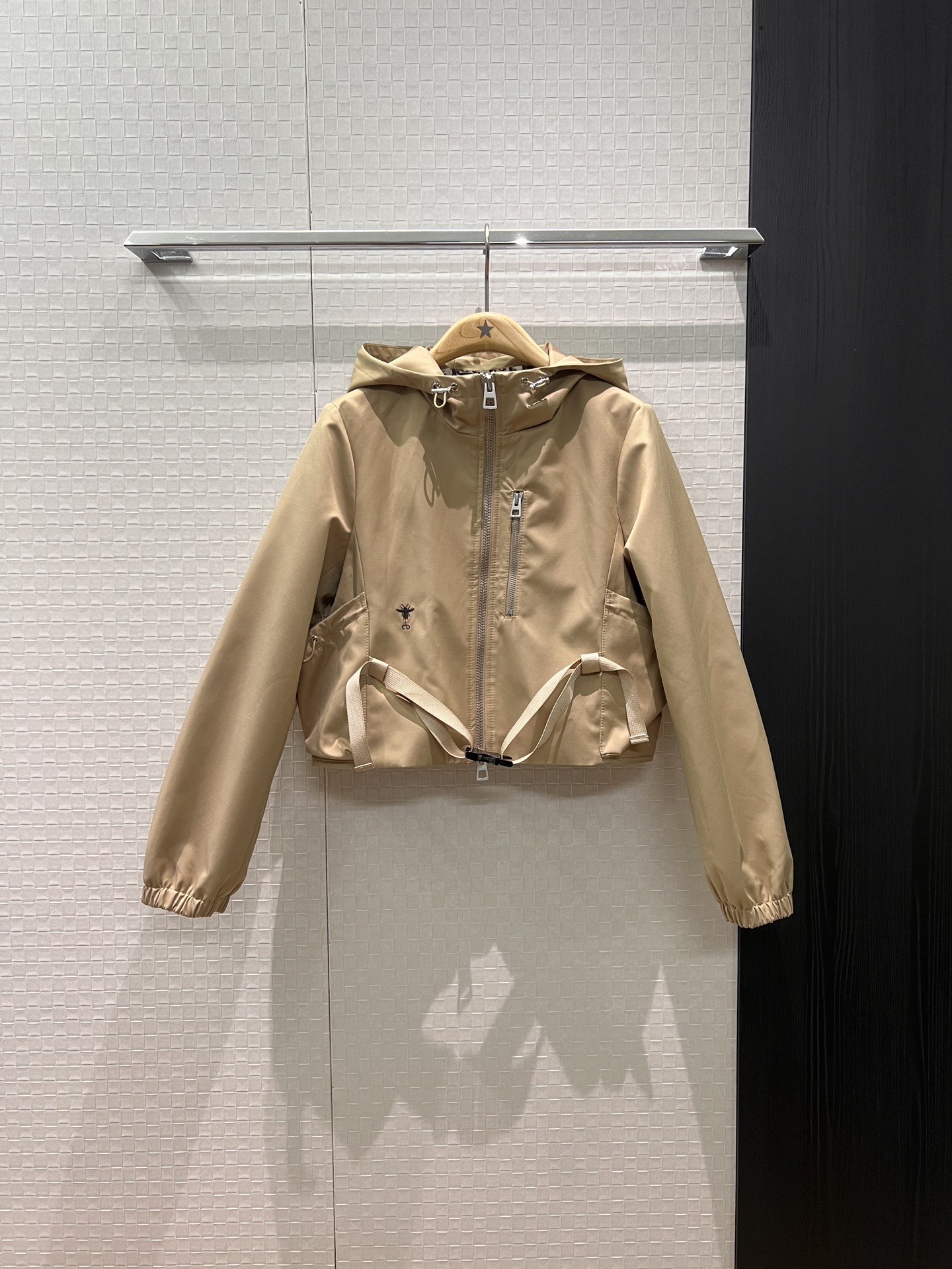 NO:493656,New style recommended haze blue presbyopia hooded windbreaker loose belt adjustable jacket CD bee embroidered hat not removable drawstring pocket decoration on both sides classic logo webbing decoration fashionable and casual age-reducing essential khaki dark blue jacquard blue SML, jackets & coats,hats,alexander wang19860909新款推荐雾霾蓝老花连帽风衣 宽松可系腰带调节外套 CD小蜜蜂刺绣帽子不可拆卸 两侧抽绳口袋装饰 背后经典logo织带装饰时尚休闲 减龄必备 卡其深蓝提花蓝SML,,jackets & coats,hats,alexander wang,Women's clothing