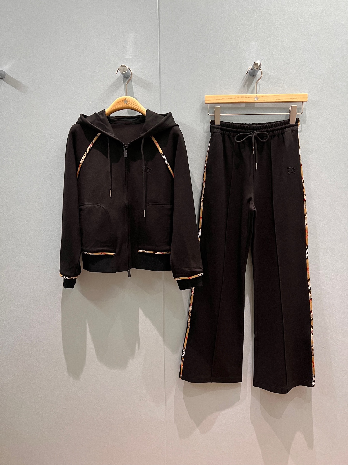 NO:493661,New style of plaid webbing edge splicing hooded suit casual zipper jacket sports wide-leg casual pants embroidered war horse logo fashionable and casual, slimming and not picky SML,,jackets & coats,hats,alexander wang19860909新款来袭格纹织带边边拼接连帽套装 休闲拉链外套运动阔腿休闲裤刺绣战马logo 时尚休闲 显瘦不挑人 SML,,jackets & coats,hats,alexander wang,Women's clothing