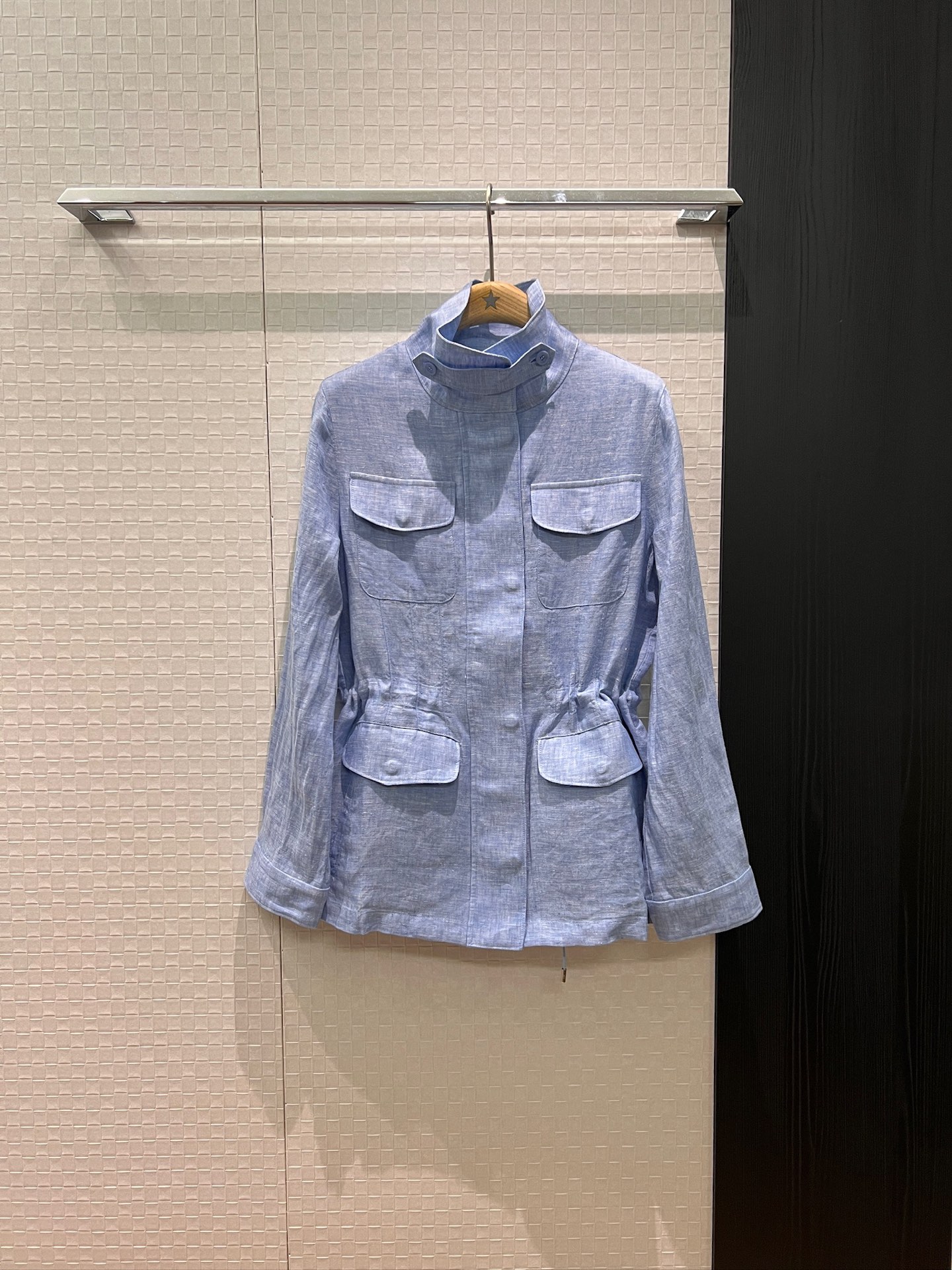 NO:493674,Lp new style of upcoming stand-up lapel four-pocket sky blue linen jacket, can be used as sun protection, breathable and comfortable waist drawstring waist design, leisure and vacation, salty and sweet SML,,loro piano,jackets & coats,alexander wang19860909Lp新款来袭立领翻领四口袋天蓝亚麻外套 可作防晒 透气舒适腰部抽绳收腰设计 休闲度假 可盐可甜 SML,,loro piana,jackets & coats,alexander wang,Women's clothing