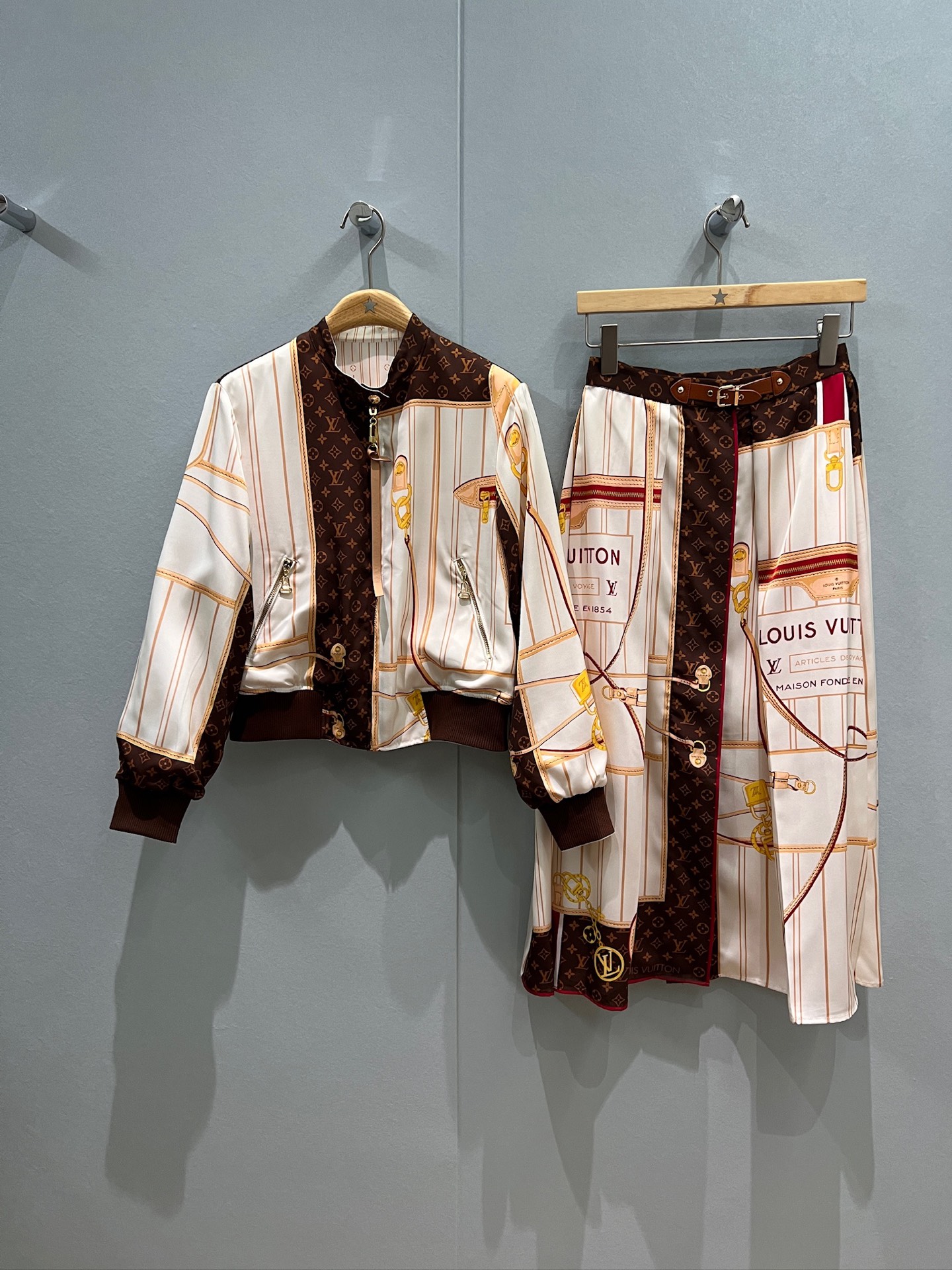 NO:493687,New two-sided wear, positioned printed stand-up collar jacket, classic presbyopia color combination and stripes collide loose casual, fashionable commuting, two-sided wearable, age-reducing versatile, can be worn with the same skirt, SML, skirts, jackets & coats, jackets & coats, alexander wang19860909新款两面穿 定位印花立领夹克外套 经典老花拼色和条纹碰撞宽松休闲 时尚通勤 两面可穿 减龄百搭 可搭同款半裙SML,,skirts,jackets & coats,jackets & coats,alexander wang,Women's clothing