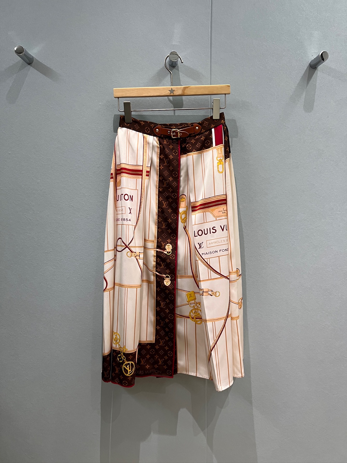 NO:493698,New old-fashioned color-blocking fixed-penetrating printed leather buckle design, concealed buckle slit skirt spliced ​​leather belt decorative hardware accessories mold opening fashion and versatile temperament and age-reducing SML, skirts, alexander wang19860909新款老花拼色定渗透位印花皮扣设计 暗扣开叉半裙拼接皮腰带装饰五金配件开模 时尚百搭 气质减龄 SML,,skirts,alexander wang,Women's clothing