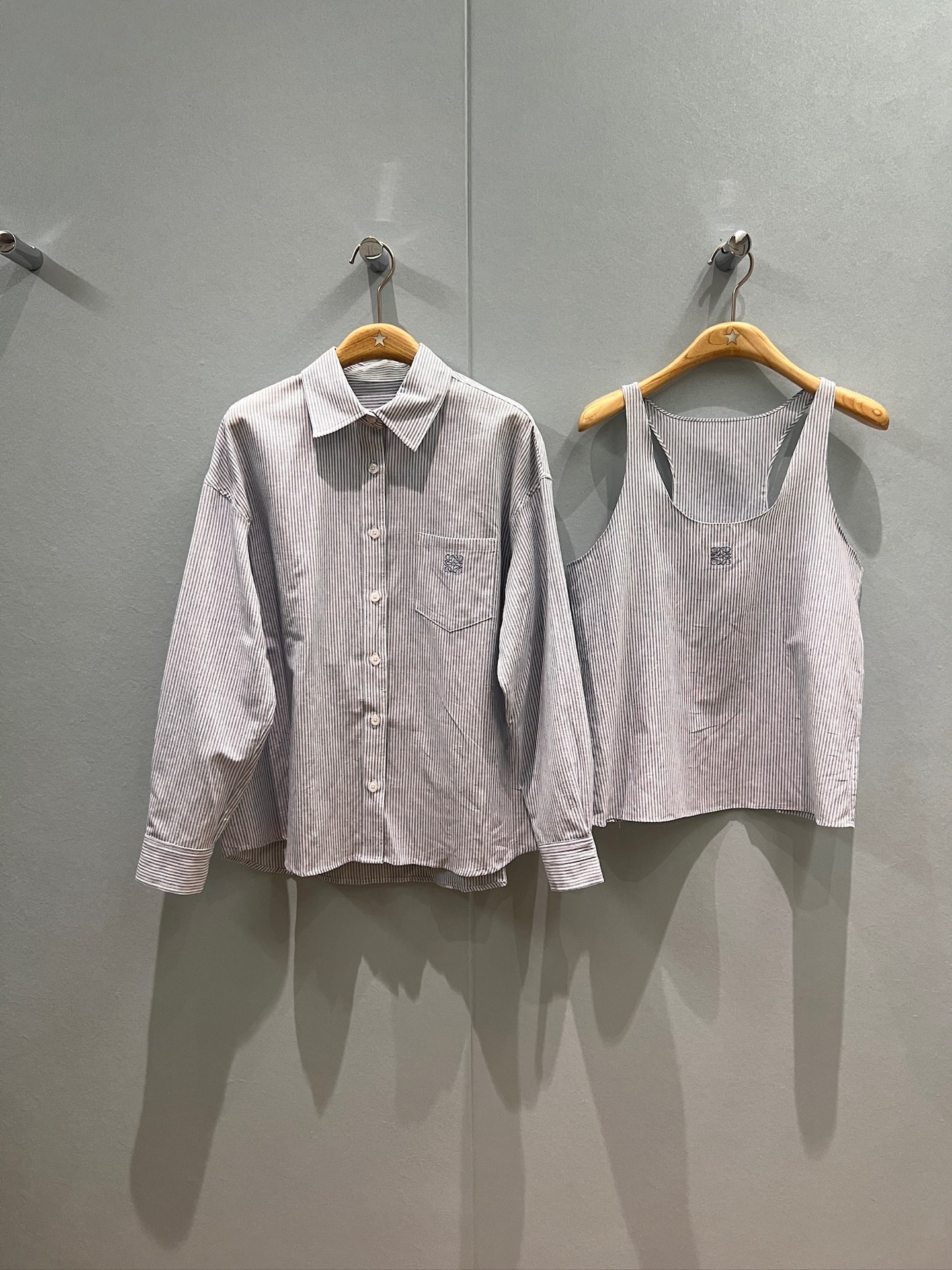 NO:493681,New loewe striped two-piece set, striped vest shirt combination, classic logo logo embroidery decoration commuting essentials, casual and versatile SML,,loewe,alexander wang19860909新款loewe条纹两件套 条纹背心衬衣组合 经典logo徽标刺绣装饰通勤必备 休闲百搭 SML,,loewe,alexander wang,Women's clothing