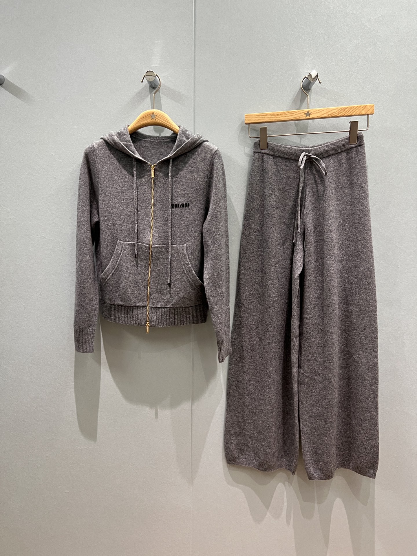 NO:495374,New Miu series sports style casual knitted suit drawstring hooded cardigan knitted jacket elastic waist wide-leg pants high-end dark gray can be matched separately Fashionable and casual sports age-reducing wine red and gray SML, miumiu, jackets & coats,hats,alexander wang19860909新款miu系运动风休闲针织套装 抽绳连帽开衫针织外套松紧腰阔腿裤 高级深灰 可分开搭配 时尚休闲 运动减龄酒红灰色 SML,,miumiu,jackets & coats,hats,alexander wang,Women's clothing