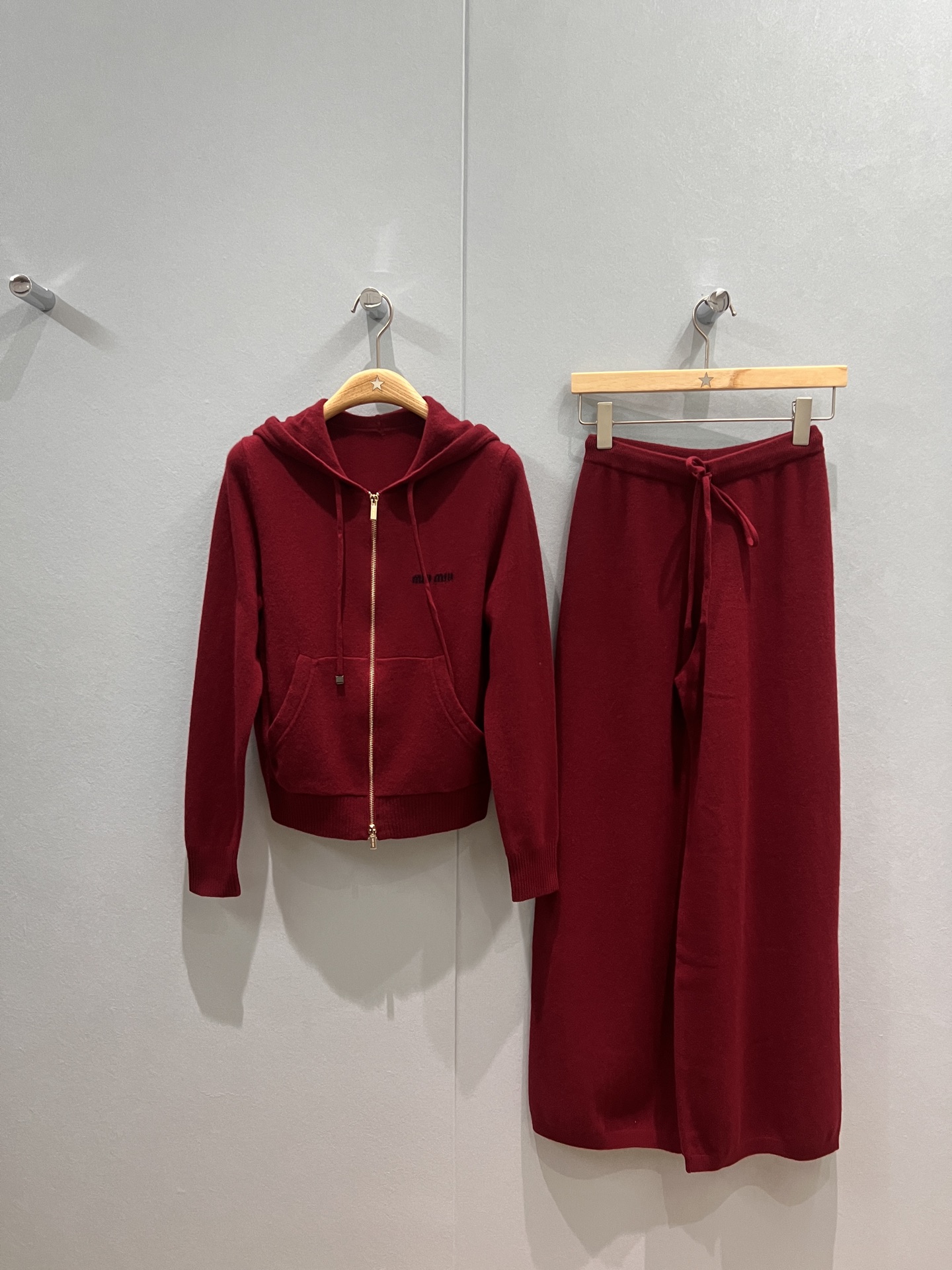 NO:495361,New Miu series sports style casual knitted suit drawstring hooded cardigan knitted jacket elastic waist wide-leg pants high-end dark gray can be matched separately Fashionable and casual sports age-reducing wine red and gray SML, miumiu, jackets & coats,hats,alexander wang19860909新款miu系运动风休闲针织套装 抽绳连帽开衫针织外套松紧腰阔腿裤 高级深灰 可分开搭配 时尚休闲 运动减龄酒红灰色 SML,,miumiu,jackets & coats,hats,alexander wang,Women's clothing