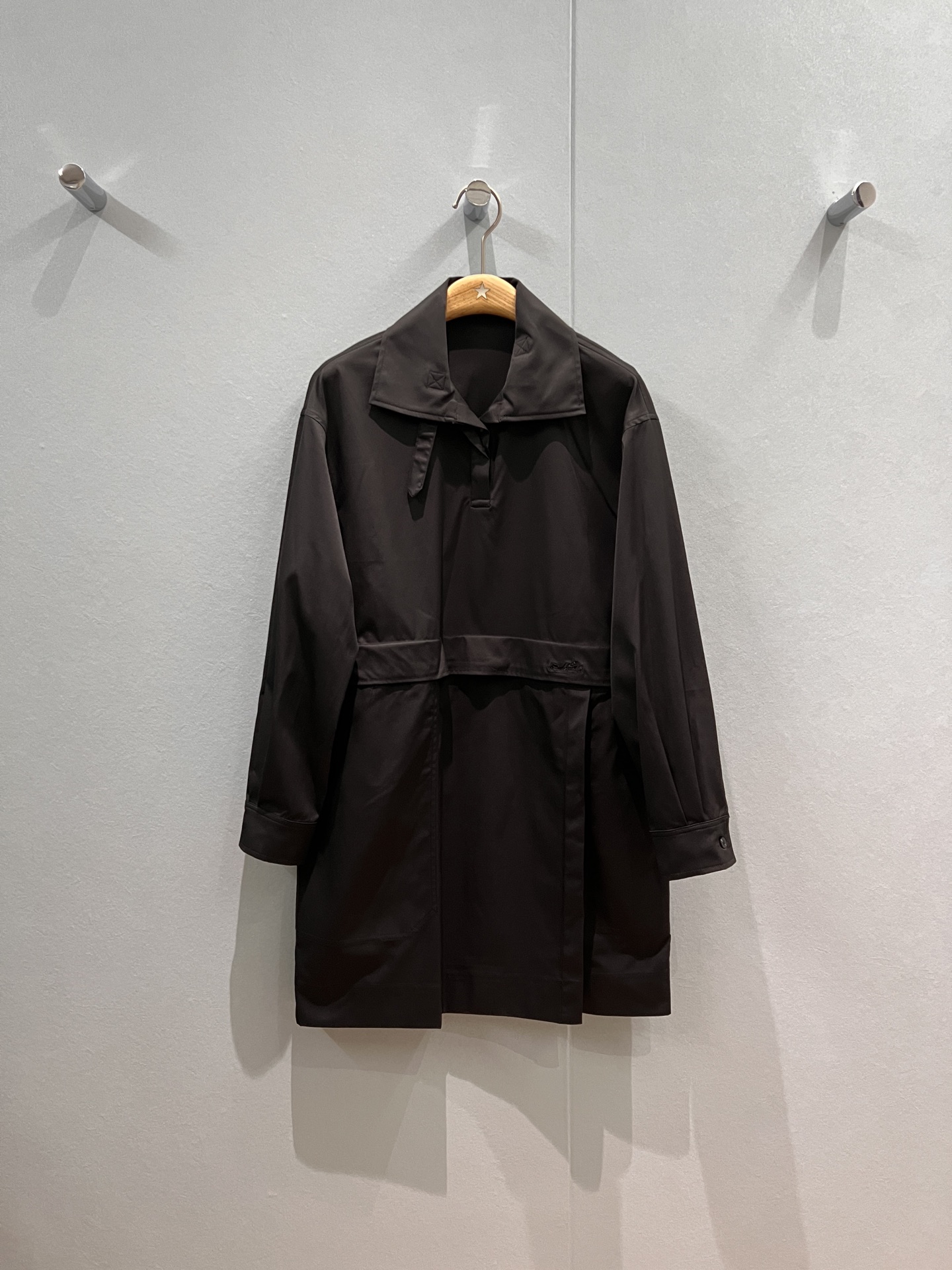 NO:495386,New H splicing fake two-piece design lapel ruffled loose dress, waist circumference can be adjusted, waist embroidered carriage logo, loose and casual, side pockets, hardware accessories mold opening black and white SML, skirts, alexander wang19860909新款H拼接假两件设计 翻领荷叶边宽松连衣裙 腰围可抽绳调节收腰腰部刺绣马车logo 宽松休闲 两侧口袋 五金配件开模黑色白色 SML,,skirts,alexander wang,Women's clothing