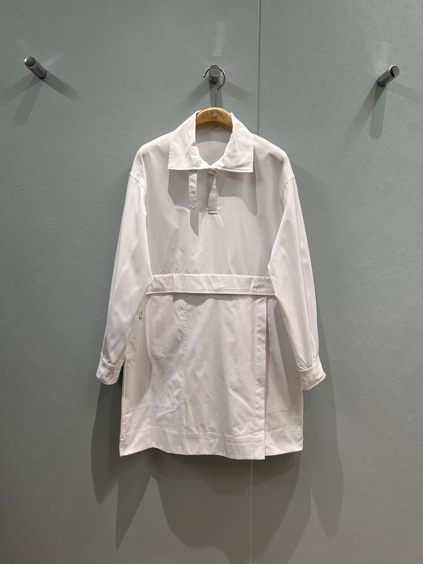 NO:495396,New H splicing fake two-piece design lapel ruffled loose dress, waist circumference can be adjusted to waist embroidered carriage logo loose and casual side pockets, skirt hem asymmetric slit, hardware accessories mold opening black and white SML, skirts, alexander wang19860909新款H拼接假两件设计 翻领荷叶边宽松连衣裙 腰围可抽绳调节收腰腰部刺绣马车logo 宽松休闲 两侧口袋 裙摆不对称开叉 五金配件开模黑色白色 SML,,skirts,alexander wang,Women's clothing