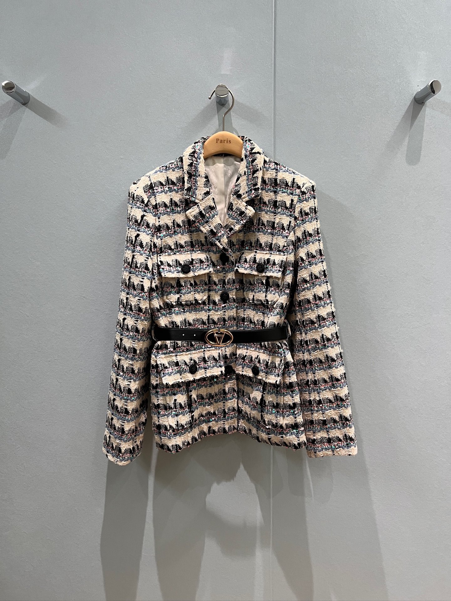 NO:495412,New custom sequin braided wool lapel four-pocket jacket V letter belt waist-closing design open button logo jacquard lining elegant temperament fashionable and versatile SML,,jackets & coats,alexander wang19860909新款定制亮片编织羊毛翻领四口袋外套 系V字母腰带收腰设计开模扣子 logo提花内衬优雅气质 时尚百搭 SML,,jackets & coats,alexander wang,Women's clothing