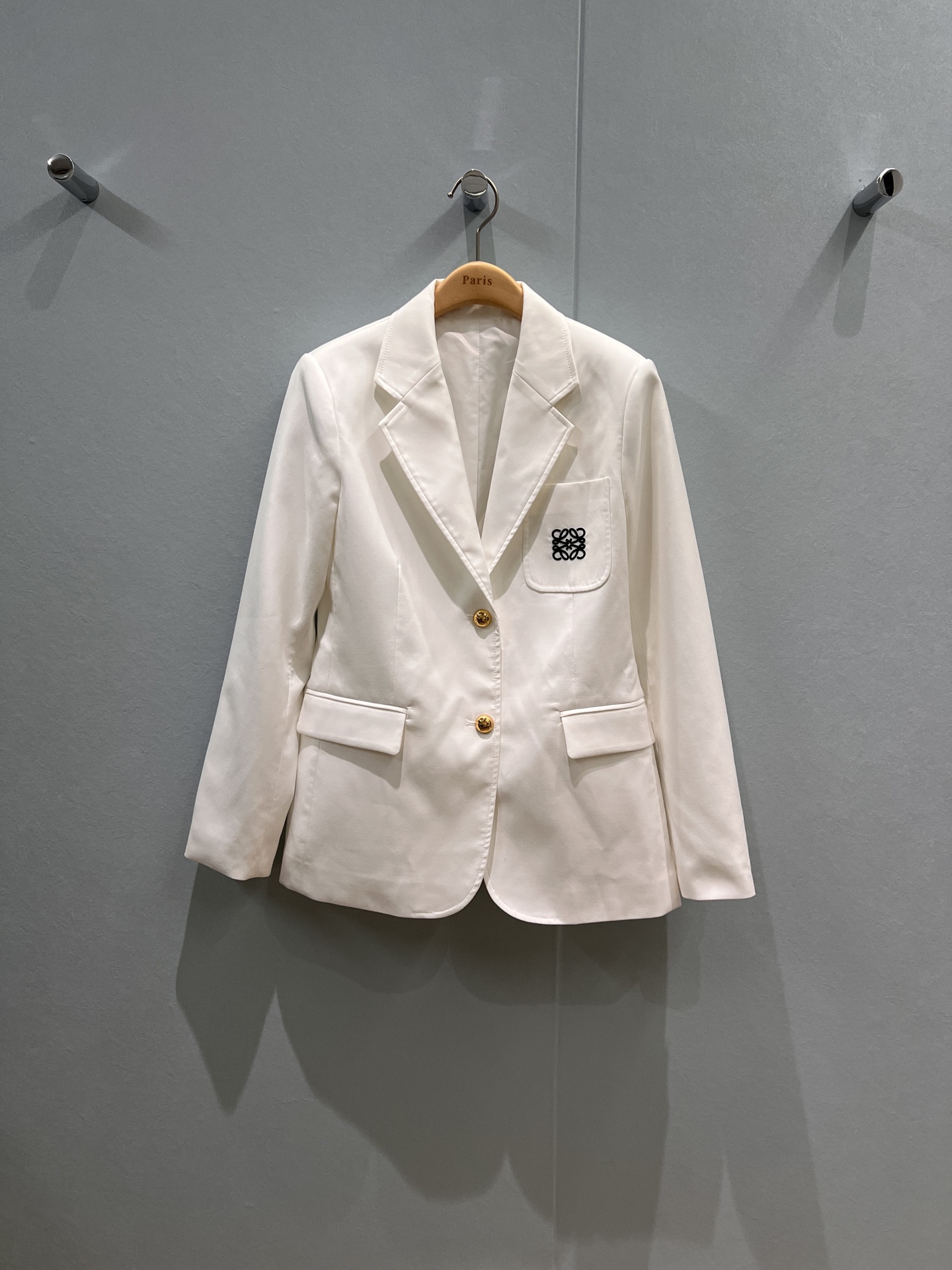 NO:495418,New style recommended college style loewe embroidered logo logo pocket decoration suit jacket classic three-pocket style simple and casual temperament versatile age-reducing essential black and white SML, loewe, jackets & coats, business suit, alexander wang19860909新款推荐学院风 loewe刺绣logo徽标口袋装饰 西装外套经典三口袋版型 简约休闲 气质百搭 减龄必备黑色白色 SML,,loewe,jackets & coats,business suit,alexander wang,Women's clothing