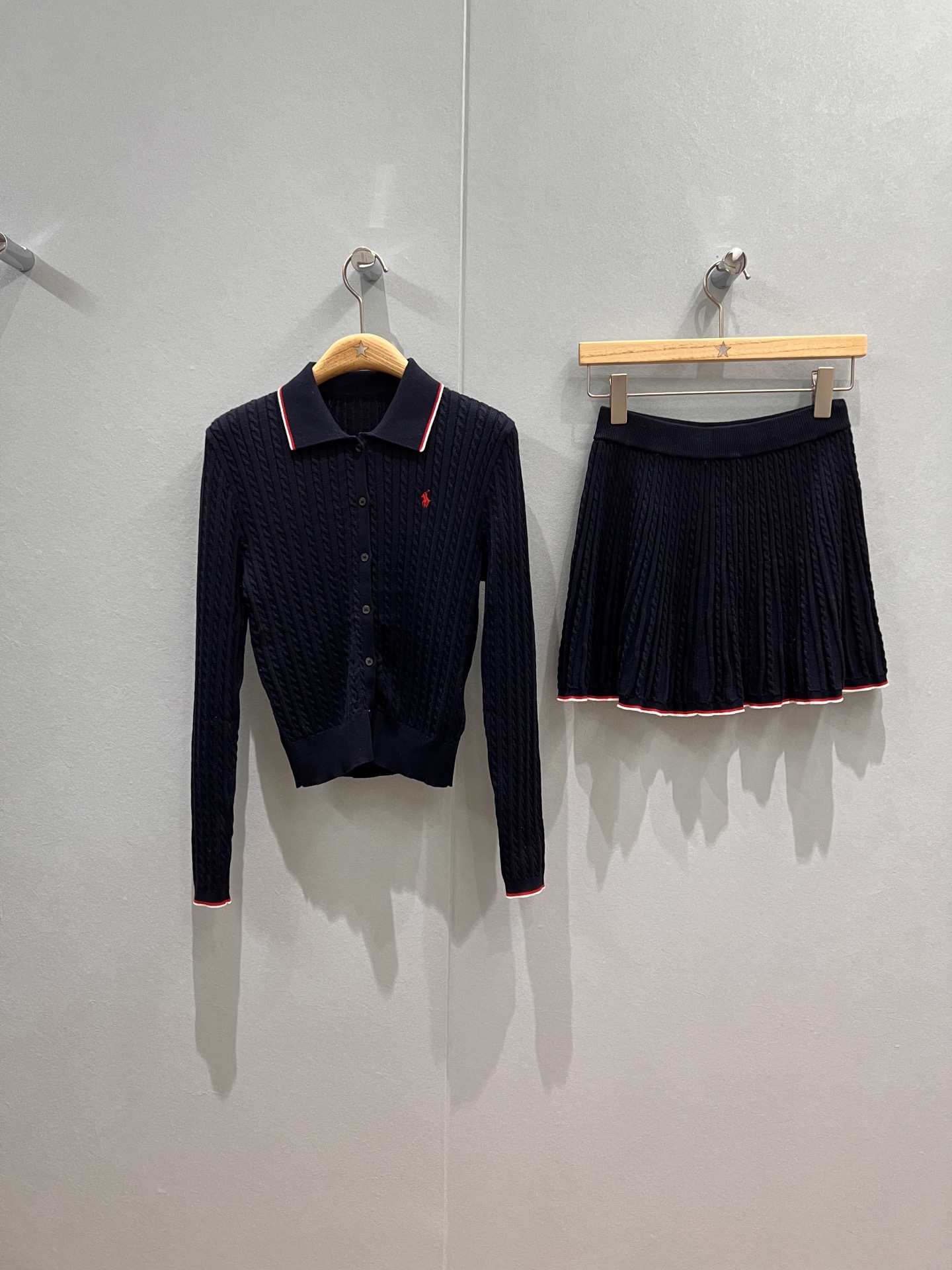 NO:495432,New lapel, cork, twisted pattern knitted suit, embroidered pony striped cardigan, elastic waist, twisted striped skirt, college style casual and age-reducing, cute and versatile, dark blue and white SML, skirts, alexander wang19860909新款翻领绞花麻花纹针织套装 刺绣小马条纹边开衫松紧腰麻花条纹边半裙 学院风休闲减龄 可爱百搭 深蓝白色 SML,,skirts,alexander wang,Women's clothing