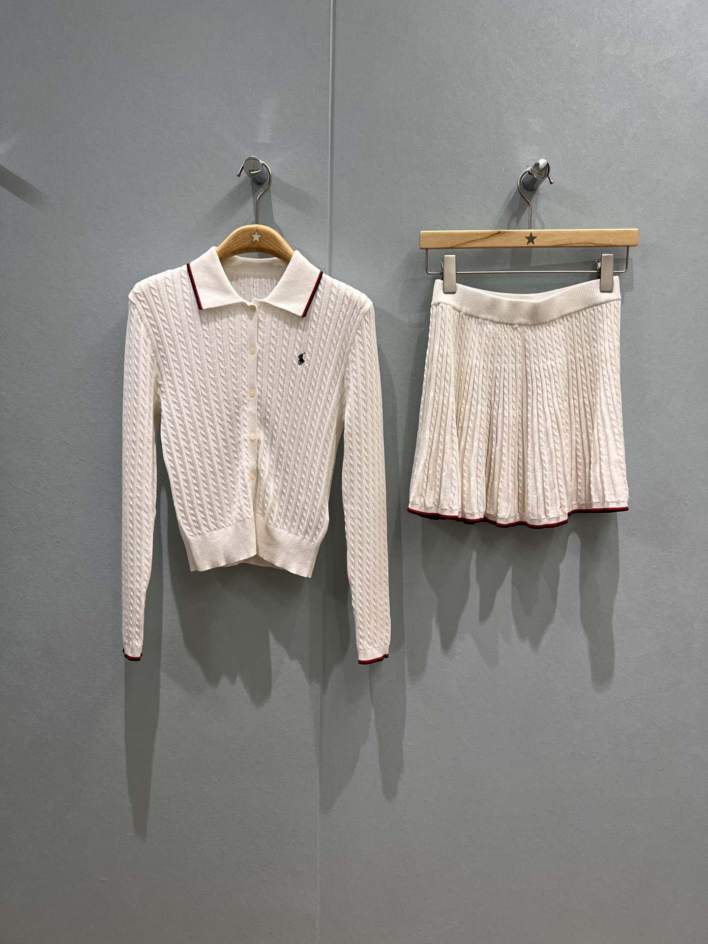 NO:495447,New lapel, cork, twisted pattern knitted suit, embroidered pony striped cardigan, elastic waist, twisted striped skirt, college style casual and age-reducing, cute and versatile, dark blue and white SML, skirts, alexander wang19860909新款翻领绞花麻花纹针织套装 刺绣小马条纹边开衫松紧腰麻花条纹边半裙 学院风休闲减龄 可爱百搭 深蓝白色 SML,,skirts,alexander wang,Women's clothing