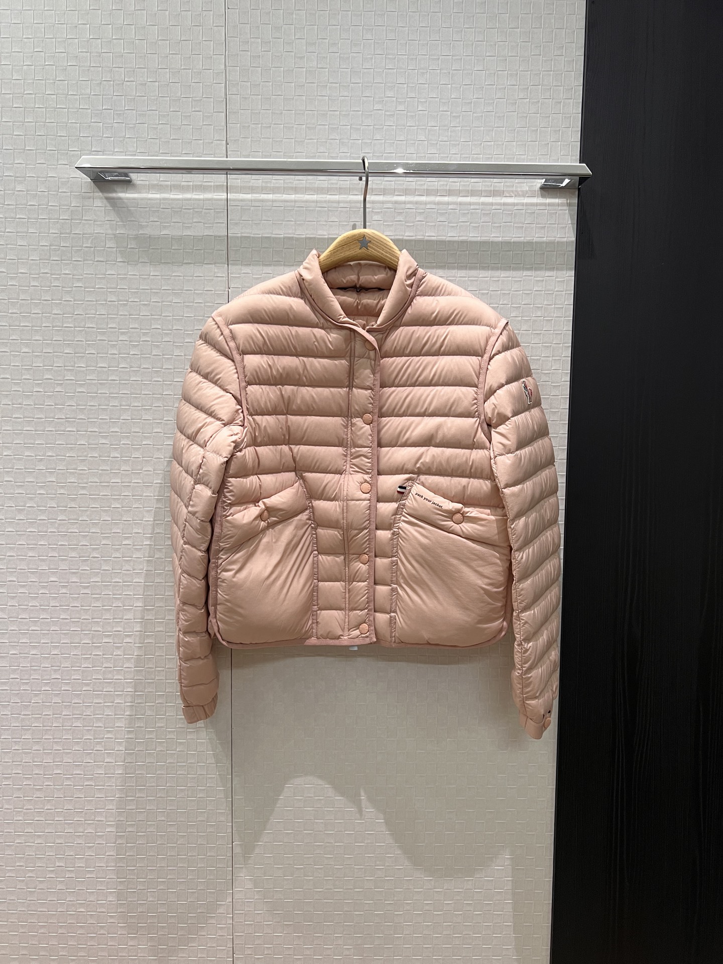 NO:496902,New cover with dust bag, stand collar loose short goose down jacket jacket webbing edging decoration, classic armband logo, large pockets on both sides, 90 down 10 down cuffs, elastic pink white 1-4,,Moncler, jackets & coats,down jacket,alexander wang19860909配防尘袋新款蒙口 立领宽松短款鹅绒羽绒服外套织带包边装饰 经典袖标logo 两侧大口袋90羽绒10羽绒 袖口松紧 粉色白色 1-4,,Moncler,jackets & coats,down jacket,alexander wang,Women's clothing