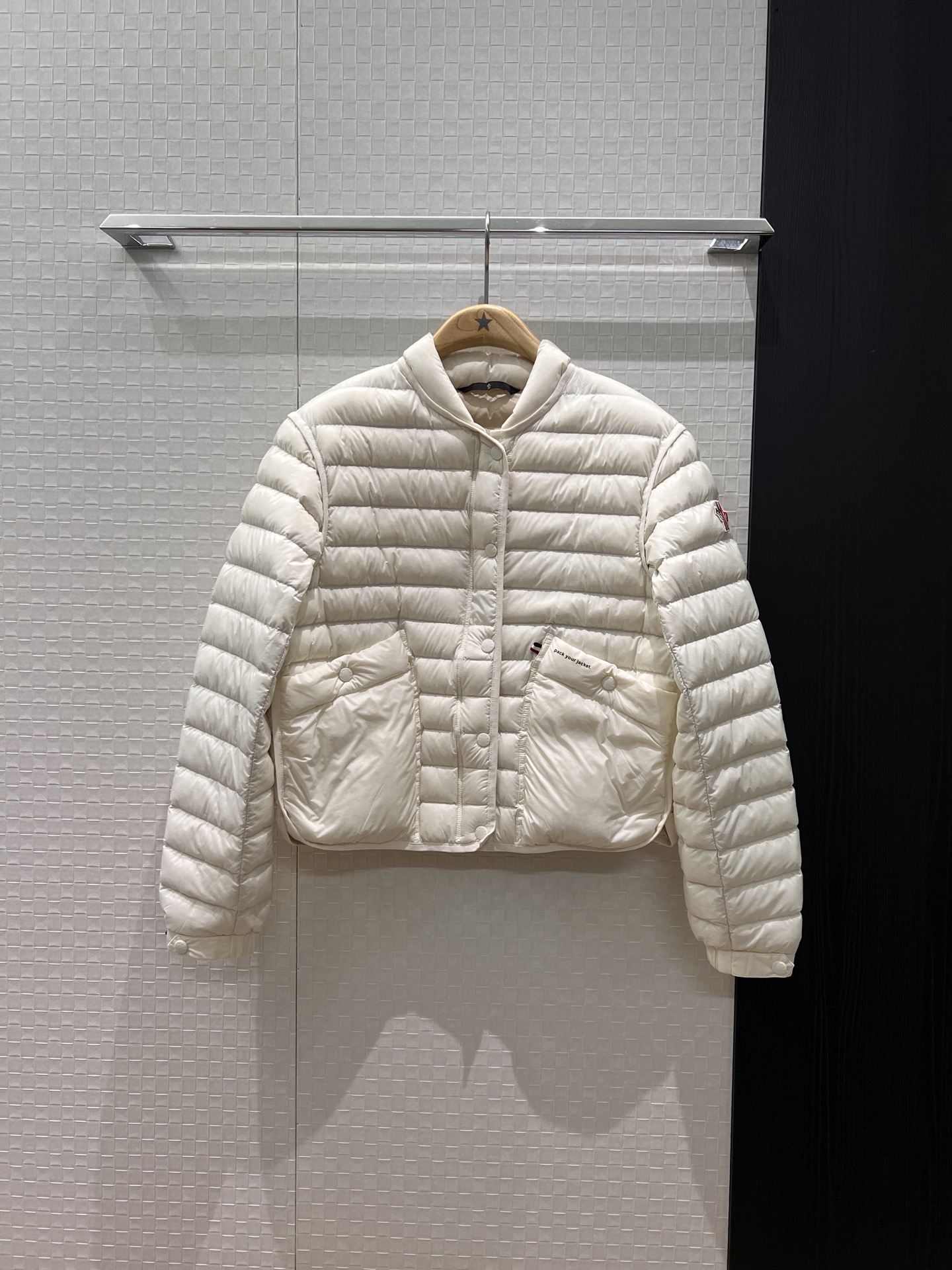 NO:496864,New cover with dust bag, stand collar loose short goose down jacket jacket webbing edging decoration, classic armband logo, large pockets on both sides, 90 down 10 down cuffs, elastic pink white 1-4,,Moncler, jackets & coats,down jacket,alexander wang19860909配防尘袋新款蒙口 立领宽松短款鹅绒羽绒服外套织带包边装饰 经典袖标logo 两侧大口袋90羽绒10羽绒 袖口松紧 粉色白色 1-4,,Moncler,jackets & coats,down jacket,alexander wang,Women's clothing