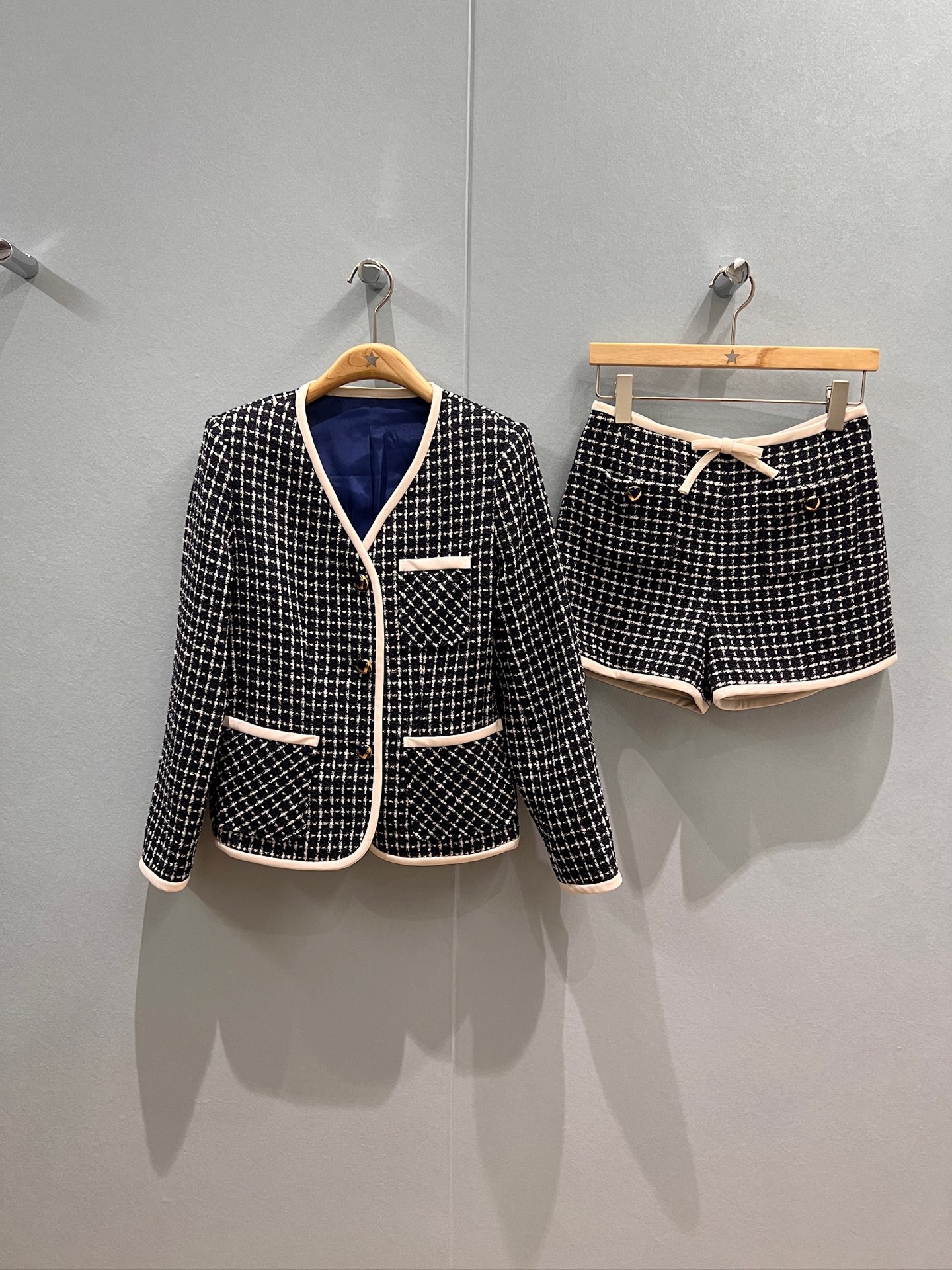NO:496905,Jackets New V-neck contrasting edge plaid tweed jacket plaid high-waist shorts bow decorative commuting temperament A set of matching or separation SML, shorts, jackets & coats, alexander wang19860909外套 短裤新款V领撞色边格纹粗花呢外套格纹高腰短裤 蝴蝶结装饰通勤气质 一套搭配或分开 SML,,shorts,jackets & coats,alexander wang,Women's clothing