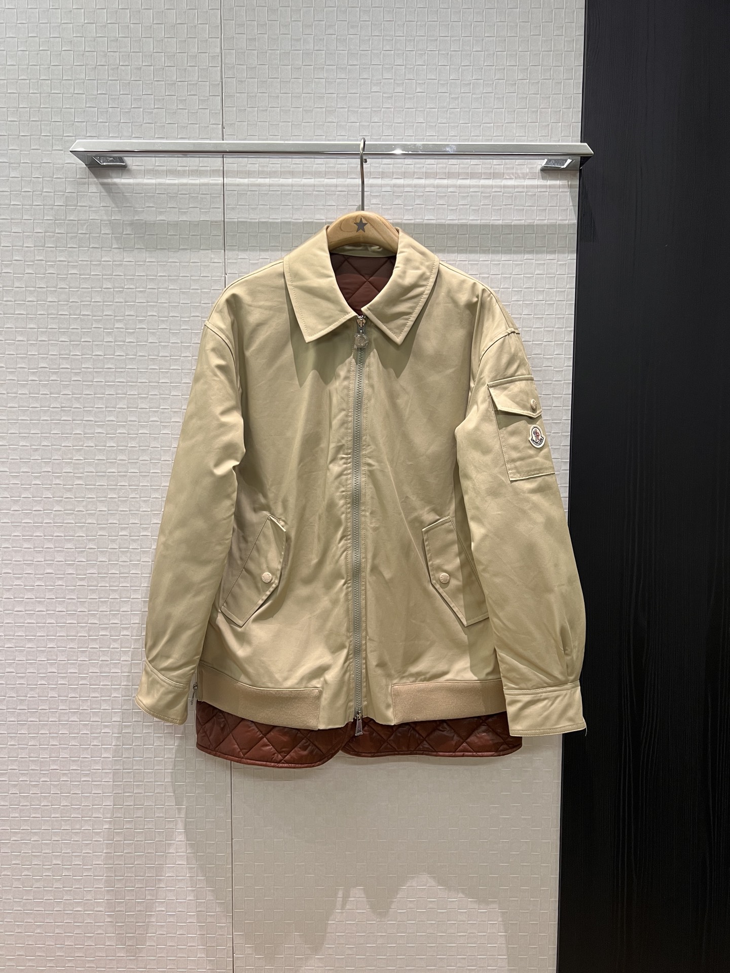 NO:498656,a new style cover, fake two-piece contrasting color splicing diamond quilted cotton lapel jacket, armband, pocket badge, logo decorative side zipper, slit design, hardware accessories, open molds, sweet and cool age-reducing, casual street photography 0-3,, Moncler, jackets & coats, jackets & coats, alexander wang19860909a新款蒙口 假两件撞色拼接菱格绗缝夹棉翻领夹克外套 袖标口袋徽章logo装饰侧边拉链可开叉设计 五金配件开模帅气百搭 甜酷减龄 休闲街拍 0-3,,Moncler,jackets & coats,jackets & coats,alexander wang,Women's clothing