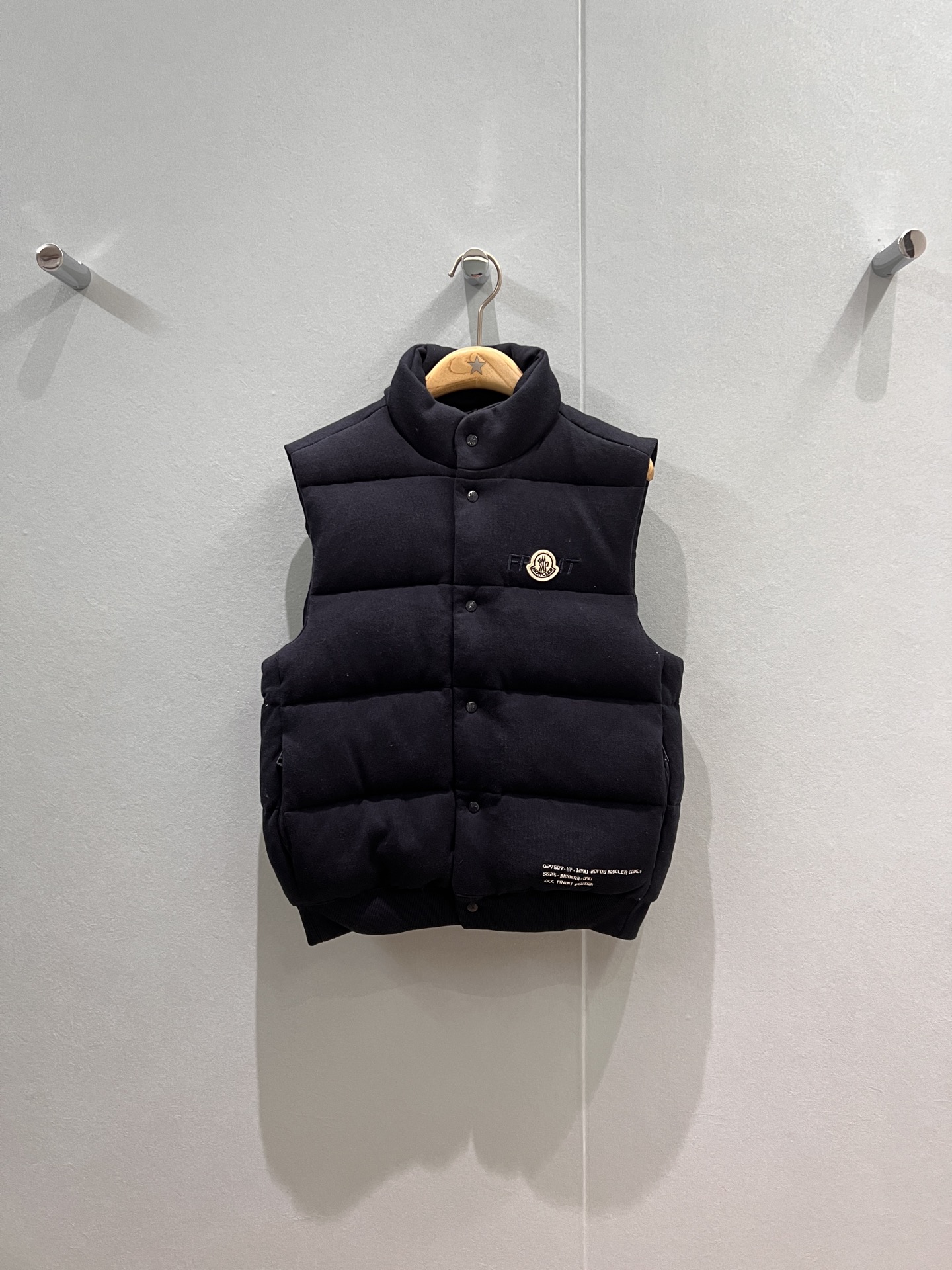 NO:498673,New style cover with dust bag, knitted wool stand-up collar down vest vest jacket, chest badge logo, embroidered back decorative hem ribbed waistband 90 goose down 10 feathers loose and casual, men and women can wear, handsome and versatile, sweet and cool age-reducing, casual street photography, dark blue and gray color 0-4,,Moncler, jackets & coats, down jacket, alexander wang19860909配防尘袋新款蒙口 针织羊毛立领羽绒马甲背心外套 胸前徽章logo 背后刺绣装饰下摆罗纹收腰 90鹅绒10羽毛宽松休闲 男女可穿 帅气百搭 甜酷减龄 休闲街拍 深蓝灰色色 0-4,,Moncler,jackets & coats,down jacket,alexander wang,Women's clothing