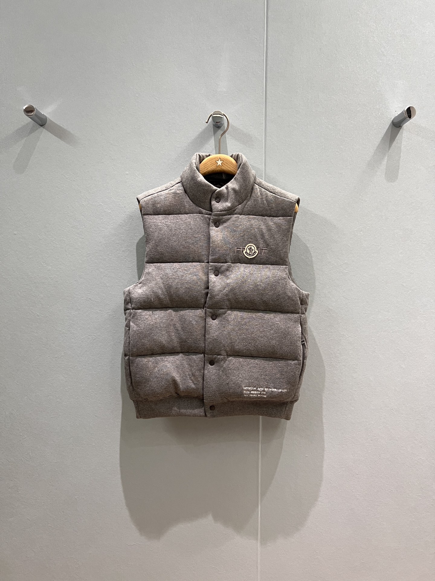 NO:498623,New style cover with dust bag, knitted wool stand-up collar down vest vest jacket, chest badge logo, embroidered back decorative hem ribbed waistband 90 goose down 10 feathers loose and casual, men and women can wear, handsome and versatile, sweet and cool age-reducing, casual street photography, dark blue and gray color 0-4,,Moncler, jackets & coats, down jacket, alexander wang19860909配防尘袋新款蒙口 针织羊毛立领羽绒马甲背心外套 胸前徽章logo 背后刺绣装饰下摆罗纹收腰 90鹅绒10羽毛宽松休闲 男女可穿 帅气百搭 甜酷减龄 休闲街拍 深蓝灰色色 0-4,,Moncler,jackets & coats,down jacket,alexander wang,Women's clothing