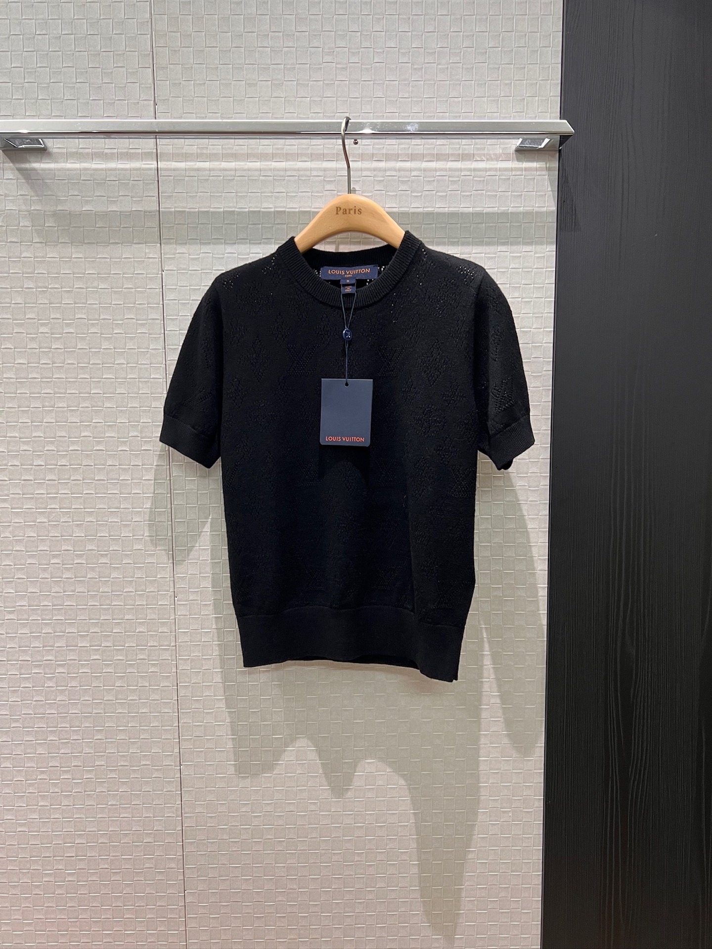 NO:498721,New hollow Lv pattern short round neck knitted top is light and comfortable, fashionable and simple, age-reducing versatile SML,,louis vuitton,alexander wang19860909新款镂空Lv花纹短款圆领针织上衣轻薄舒适 通勤时尚气质简约 减龄百搭 SML,,louis vuitton,alexander wang,Women's clothing