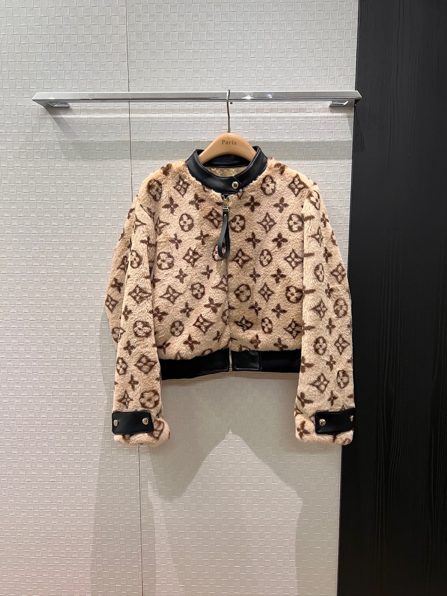 NO:498732,New leather stand collar presbyterian short jacket jacquard lining luxury low-key fashion items with versatile temperament SML, jackets & coats,alexander wang19860909新款拼皮立领老花毛毛短款外套提花内衬 奢华低调 时尚单品气质百搭 SML,,jackets & coats,alexander wang,Women's clothing