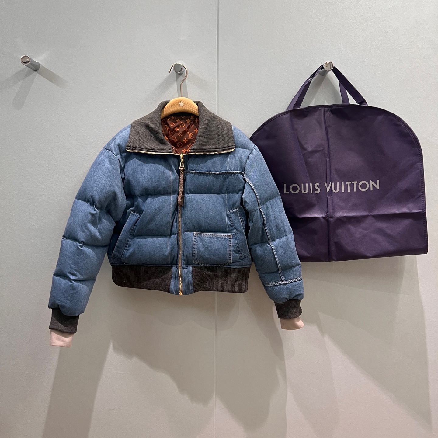 NO:499474,With dust bag, new ribbed lapel turtleneck denim short down jacket, waist jacket, bread suit, hem ribbed waist, spliced ​​double cuff design, presbyopic lining, molded hardware accessories and leather decoration, sweet and cool age-reducing 90 down 10 feathers with dust bag,, jackets & coats, down jacket, alexander wang19860909配防尘袋秋冬新款罗纹翻领高领牛仔短款羽绒服 收腰夹克面包服下摆罗纹束腰 拼接双袖口设计 老花内衬 开模五金配件皮饰 甜酷减龄 90羽绒10羽毛配防尘袋,,jackets & coats,down jacket,alexander wang,Women's clothing