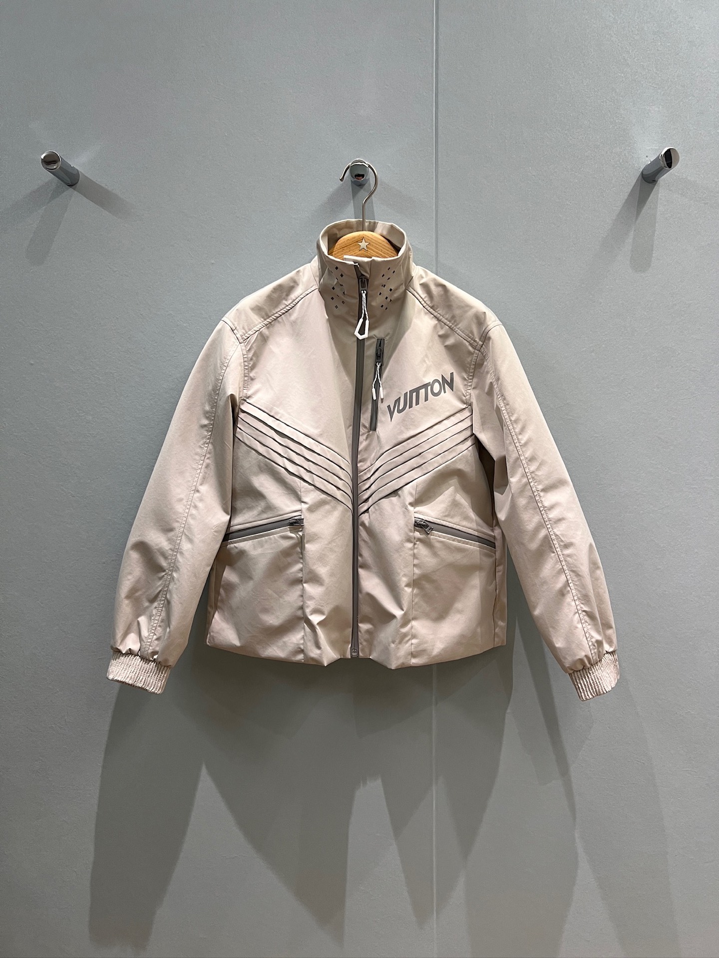 NO:499507,New stand collar loose hard shell jacket jacket with presbyopia pattern inside, hardware accessories mold opening outdoor windproof sports and leisure Red and gray SML, jackets & coats,alexander wang19860909新款立领宽松硬壳冲锋衣外套内里老花暗纹 五金配件开模户外防风 运动休闲 红色灰色 SML,,jackets & coats,alexander wang,Women's clothing