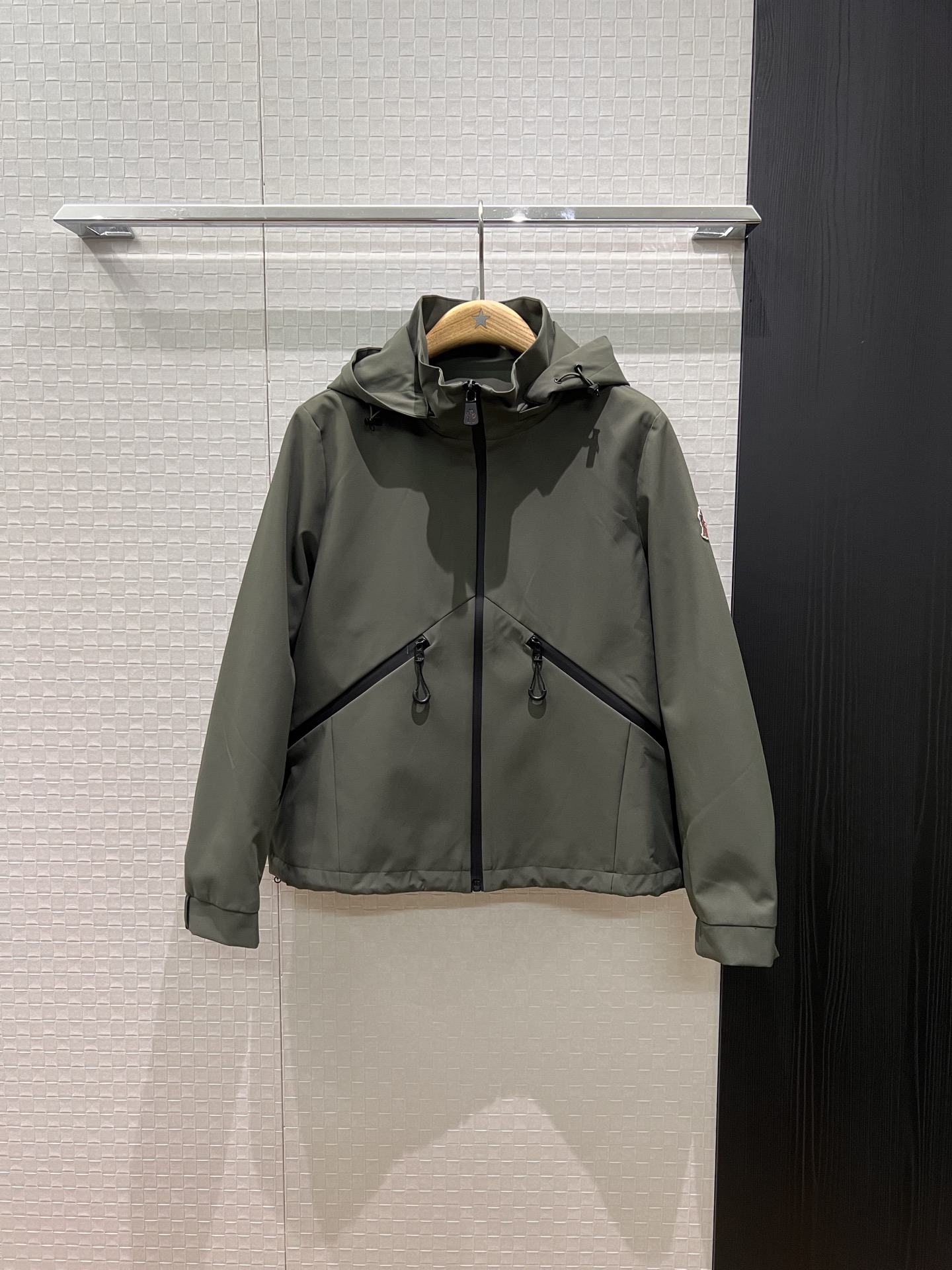 NO:499524,New style of masked stand collar hooded windbreaker jacket, hat can be removable, classic logo armband decorative hem can drawstring waist design, cuff elasticity, hardware accessories mold opening outdoor windproof and sun protection, loose and casual military green black rose red S-XL, Moncler, jackets & coats,hats,alexander wang19860909蒙口新款立领连帽风衣外套 帽子可拆卸 经典logo袖标装饰下摆可抽绳收腰设计 袖口松紧 五金配件开模户外防风防晒 宽松休闲 军绿黑色玫红 S-XL,,Moncler,jackets & coats,hats,alexander wang,Women's clothing