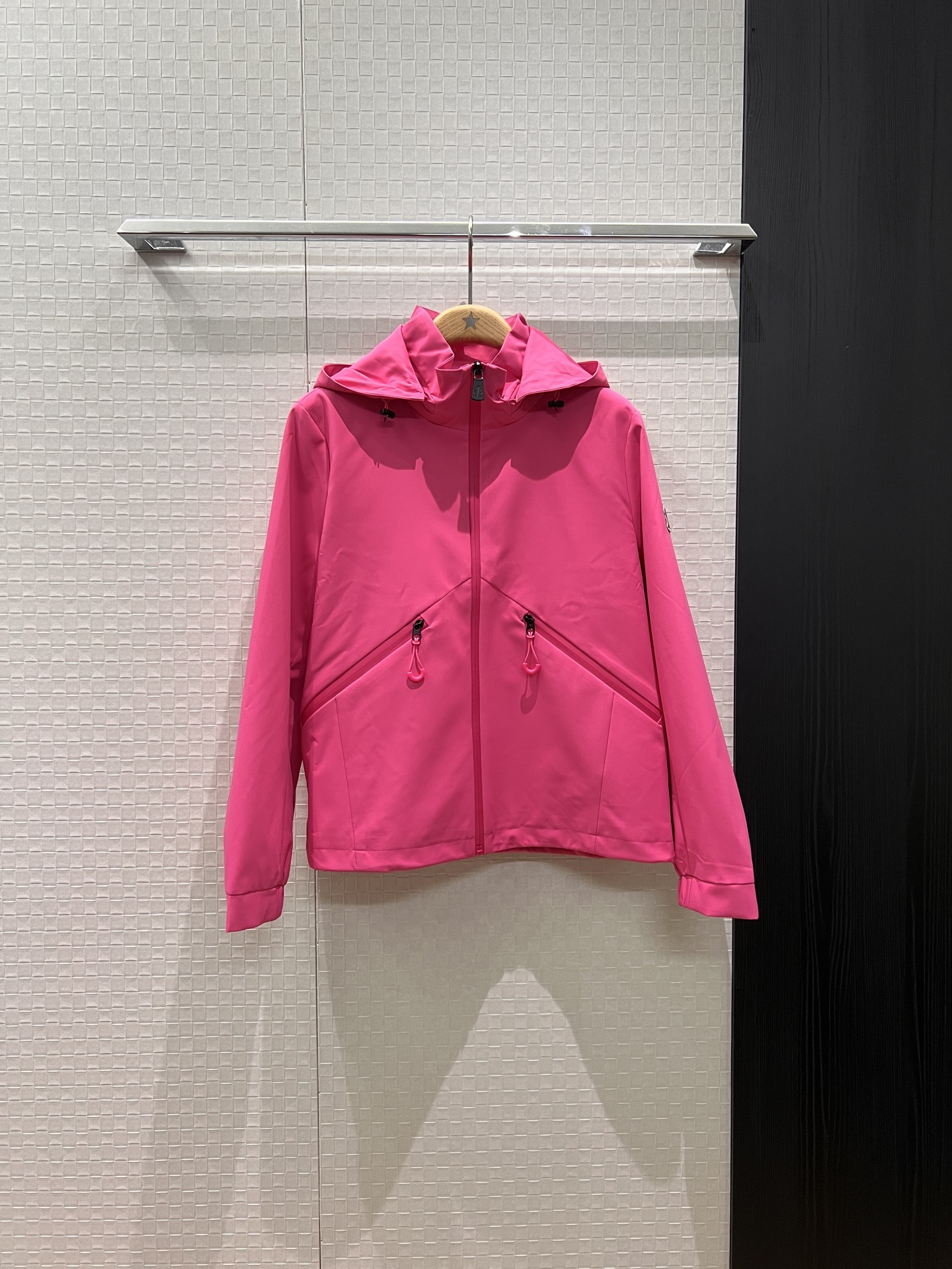 NO:499531,New style of masked stand collar hooded windbreaker jacket, hat can be removable, classic logo armband decorative hem can drawstring waist design, cuff elasticity, hardware accessories mold opening outdoor windproof and sun protection, loose and casual military green black rose red S-XL, Moncler, jackets & coats,hats,alexander wang19860909蒙口新款立领连帽风衣外套 帽子可拆卸 经典logo袖标装饰下摆可抽绳收腰设计 袖口松紧 五金配件开模户外防风防晒 宽松休闲 军绿黑色玫红 S-XL,,Moncler,jackets & coats,hats,alexander wang,Women's clothing