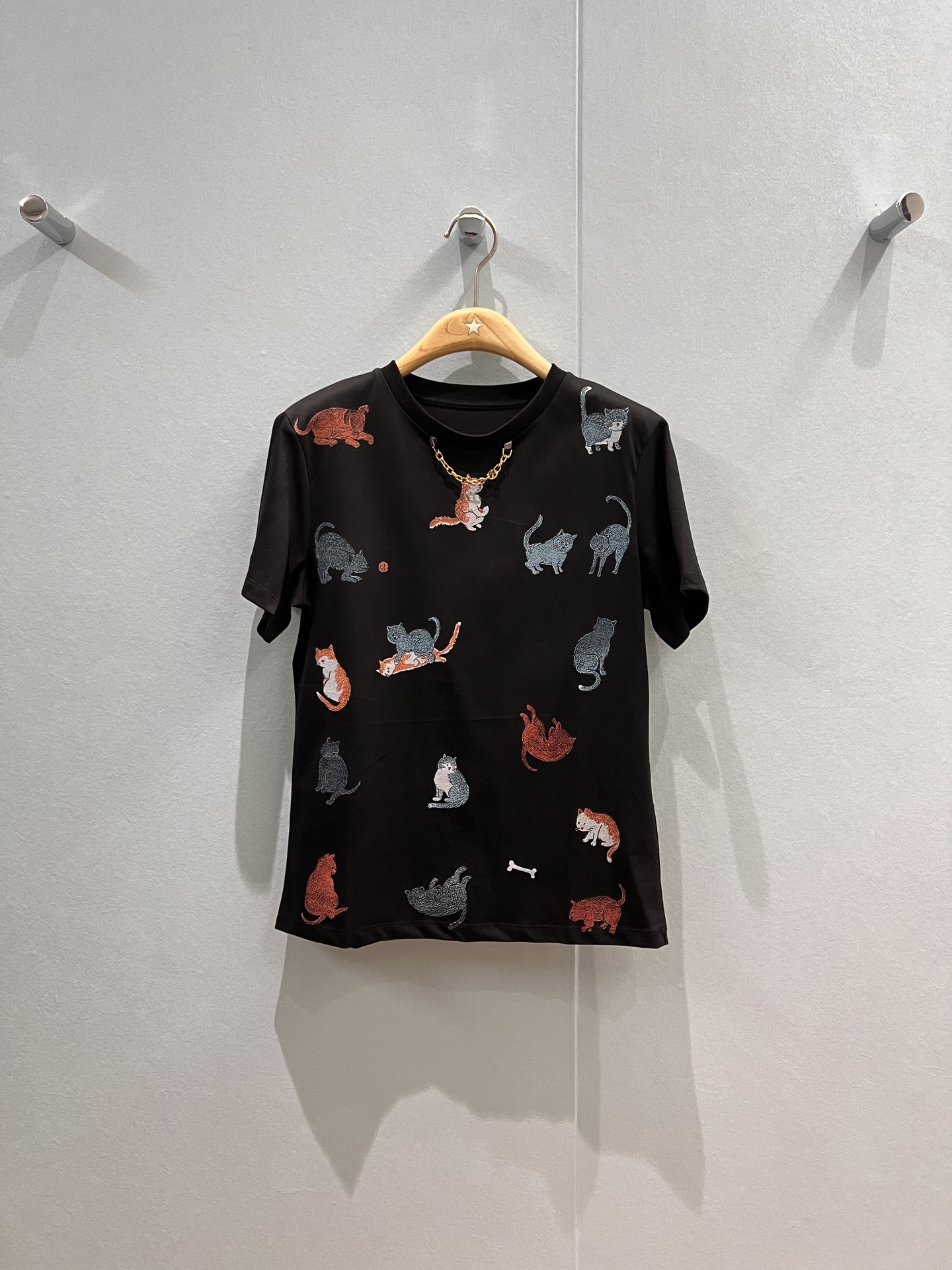 NO:499475,New chain decorative cat printed black T-shirt simple and casual, fashionable and age-reducing SML, tees, t-shirt, alexander wang19860909新款链条装饰猫咪系印花黑色T恤简单休闲 时尚减龄 SML,,tees，t-shirt,alexander wang,Women's clothing