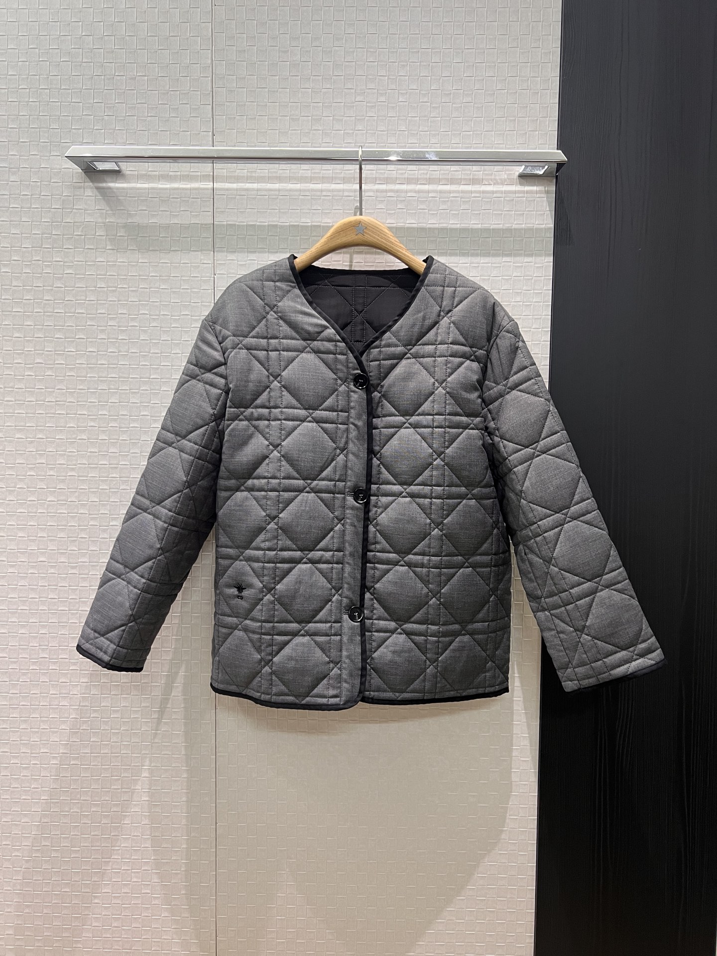 NO:499534,New style is coming classic rattan checked round V-neck gray cotton jacket embroidered CD bee decoration loose and casual, simple and versatile, fashionable and warm SML, jackets & coats,alexander wang19860909新款来袭经典藤格纹圆V领灰色棉服外套刺绣CD小蜜蜂装饰宽松休闲 简约百搭 时尚保暖 SML,,jackets & coats,alexander wang,Women's clothing