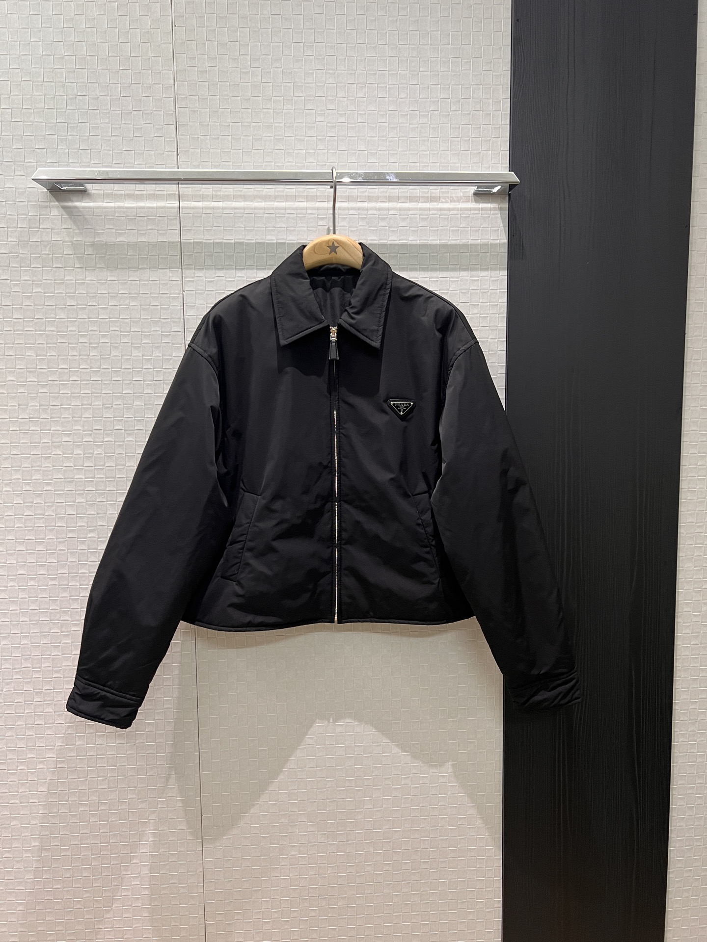 NO:499543,New style recommended lapel zipper short cotton jacket jacket classic triangle badge decoration slit on both sides loose lazy handsome sweet and cool age-reducing versatile black brown SML,, jackets & coats, jackets & coats, alexander wang19860909新款推荐翻领拉链短款棉衣夹克外套 经典三角标徽章装饰 两侧下摆开叉 宽松慵懒帅气甜酷 减龄百搭黑色咖色 SML,,jackets & coats,jackets & coats,alexander wang,Women's clothing