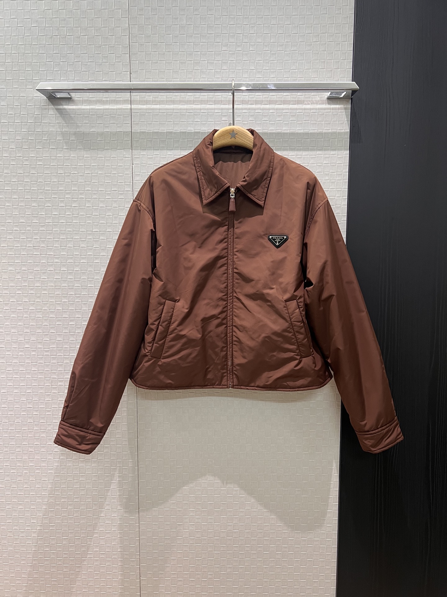 NO:499551,New style recommended lapel zipper short cotton jacket jacket classic triangle badge decoration slit on both sides loose lazy handsome sweet and cool age-reducing versatile black brown SML,, jackets & coats, jackets & coats, alexander wang19860909新款推荐翻领拉链短款棉衣夹克外套 经典三角标徽章装饰 两侧下摆开叉 宽松慵懒帅气甜酷 减龄百搭黑色咖色 SML,,jackets & coats,jackets & coats,alexander wang,Women's clothing