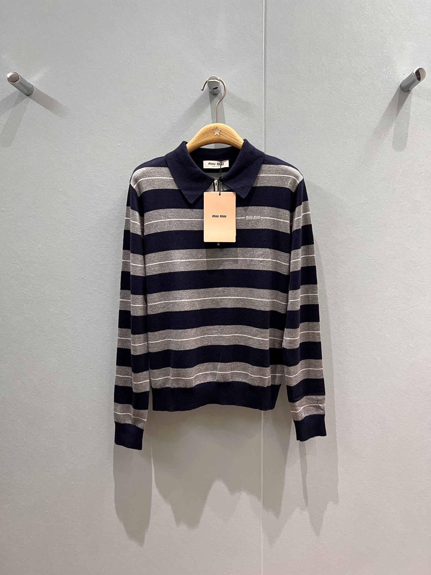 NO:500203,New flash limited color block striped polo lapel knitted long-sleeved top on chest Miu embroidery decoration Academy style Fashion and casual Age-reducing versatile SML, Miumiu, alexander wang19860909新款快闪限定 拼色条纹polo翻领针织长袖上衣胸前miu刺绣装饰 学院风 时尚休闲 减龄百搭SML,,miumiu,alexander wang,Women's clothing